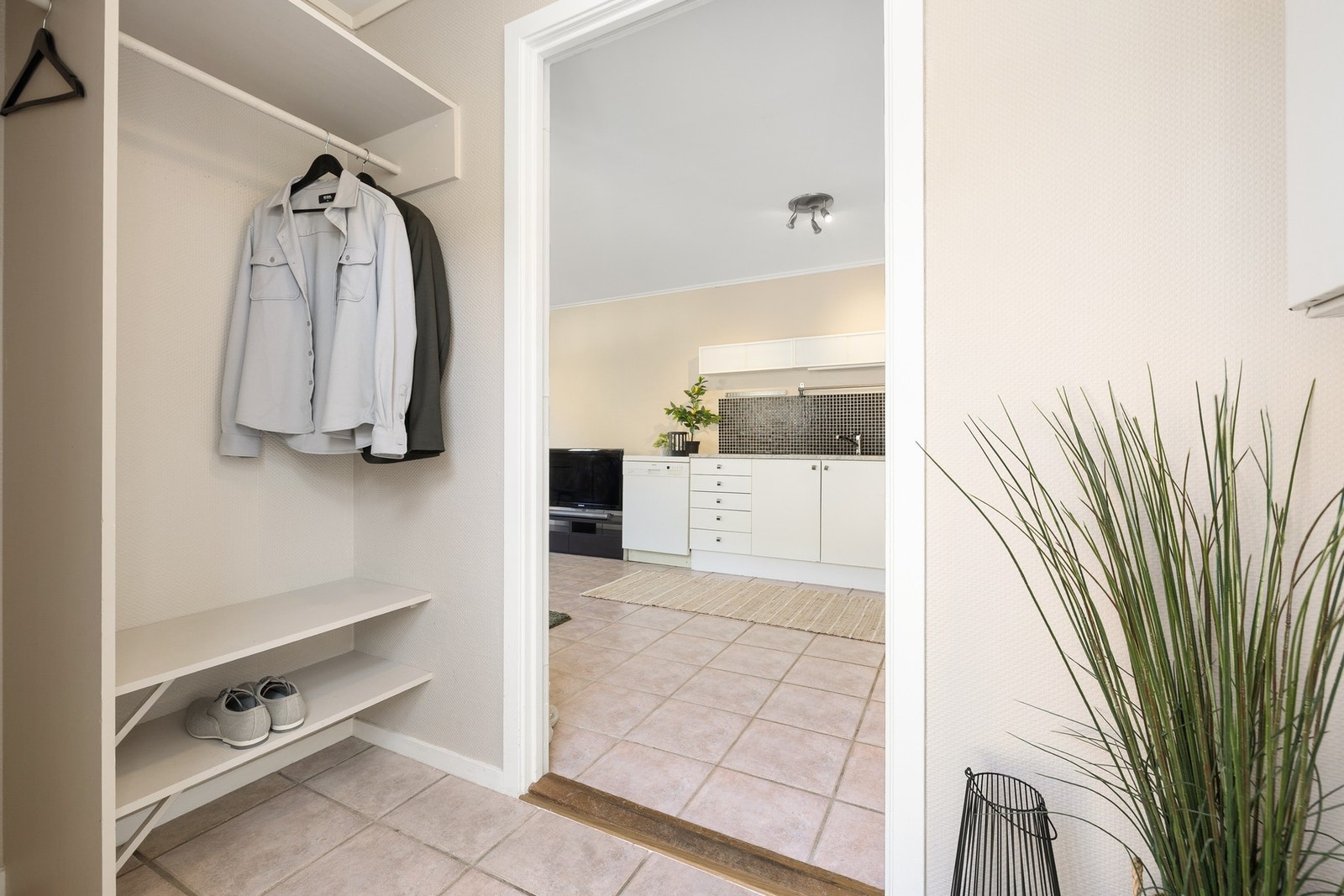 Entre med plass til å henge fra seg yttertøy, samt sko. Galleribilde