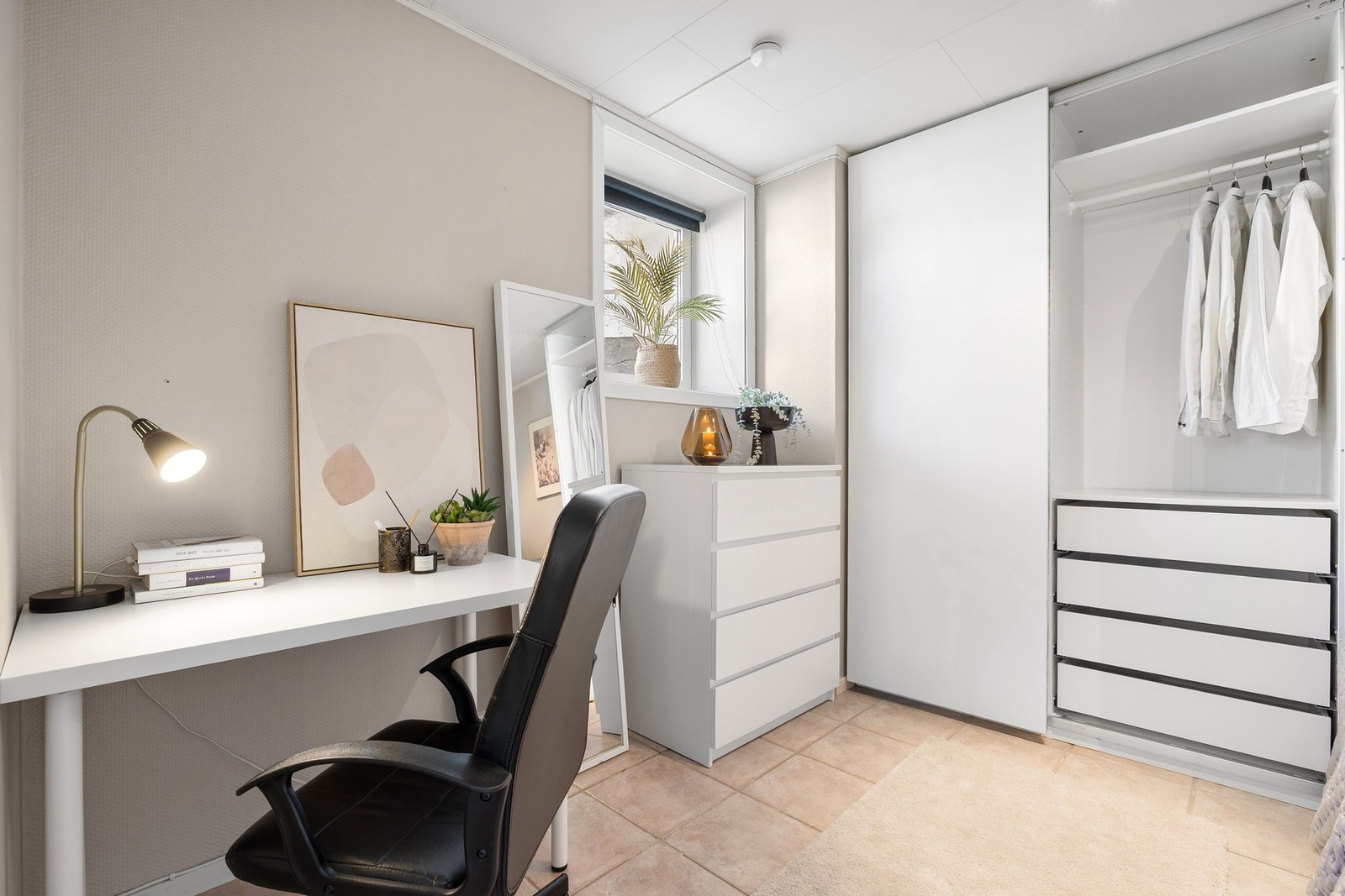 Her har man plass til både skrivebord og garderobeløsning. Galleribilde