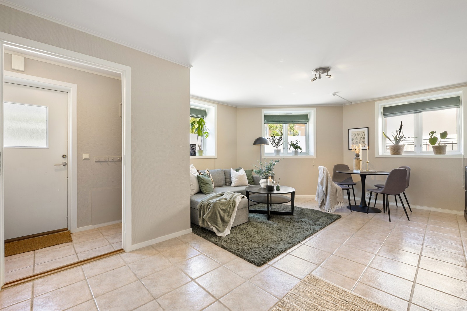 Gode vindusflater i stuen gir godt innslipp av lys og fin romfølelse. Galleribilde