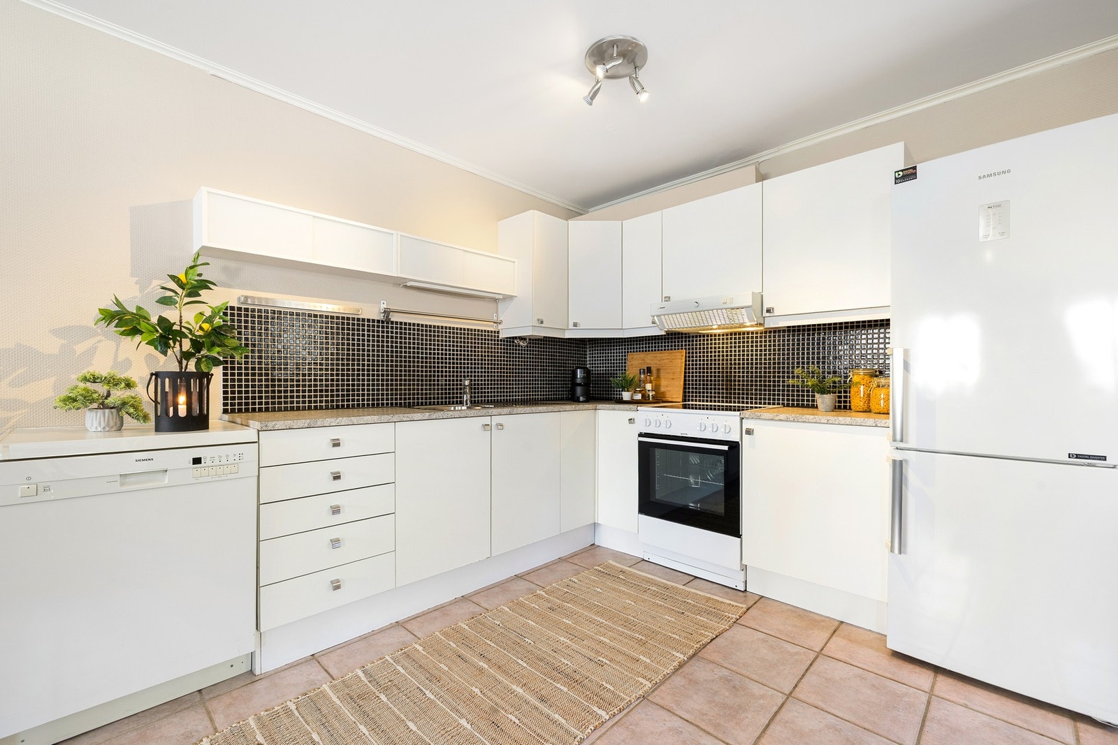 Romslig og lyst kjøkken med god benkeplass. Galleribilde