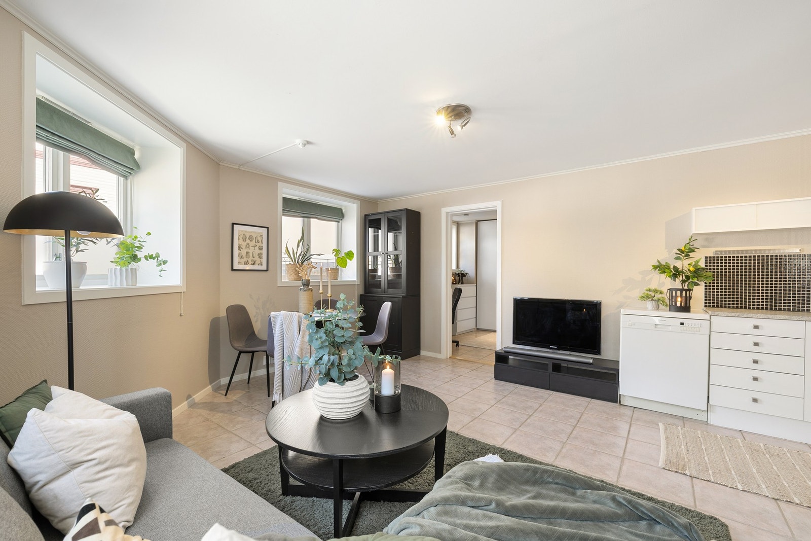 Stue og kjøkken har åpen løsning på totalt 24 kvm. Galleribilde