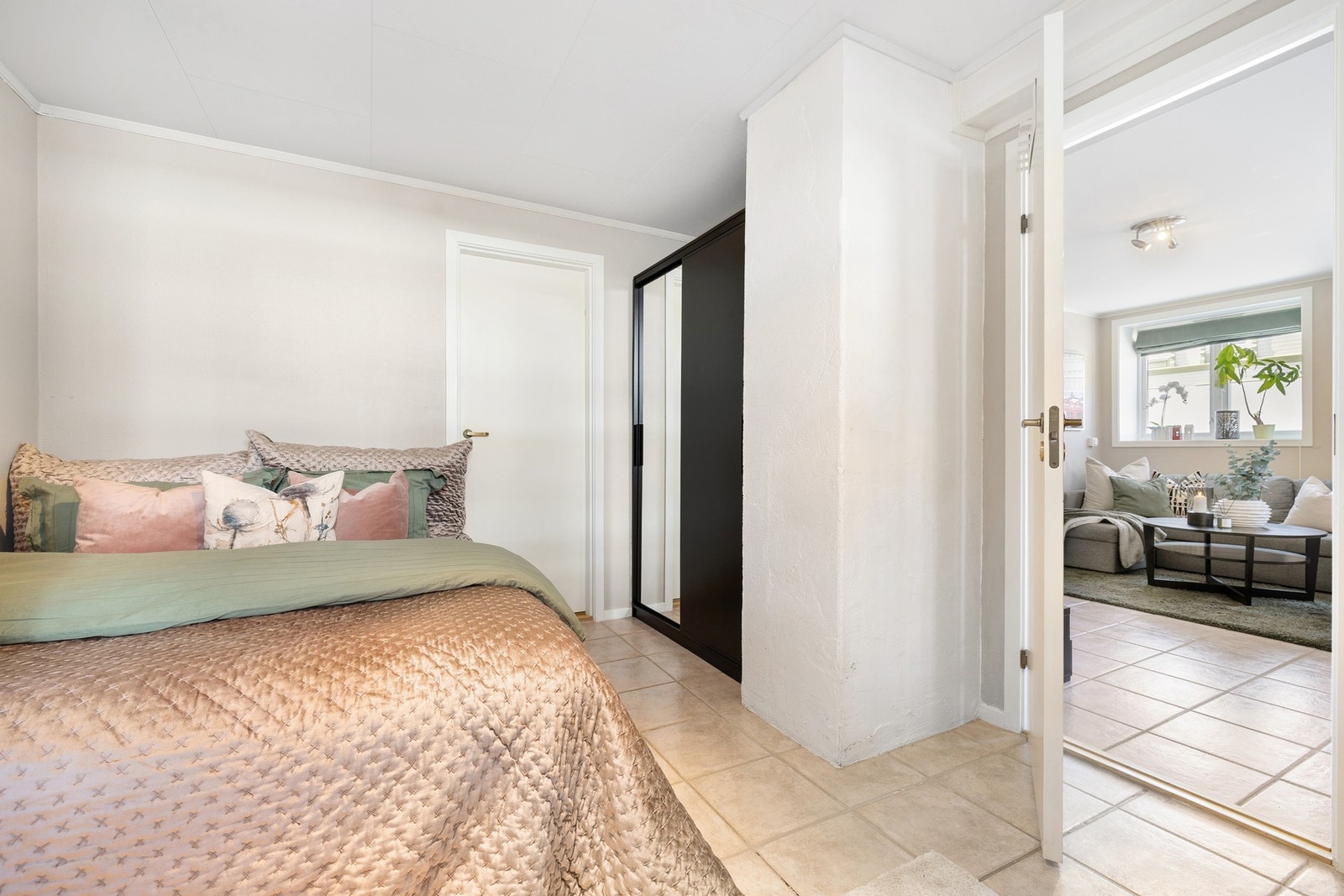 Fra stuen kommer man inn i soverommet og tilhørende bad. Galleribilde