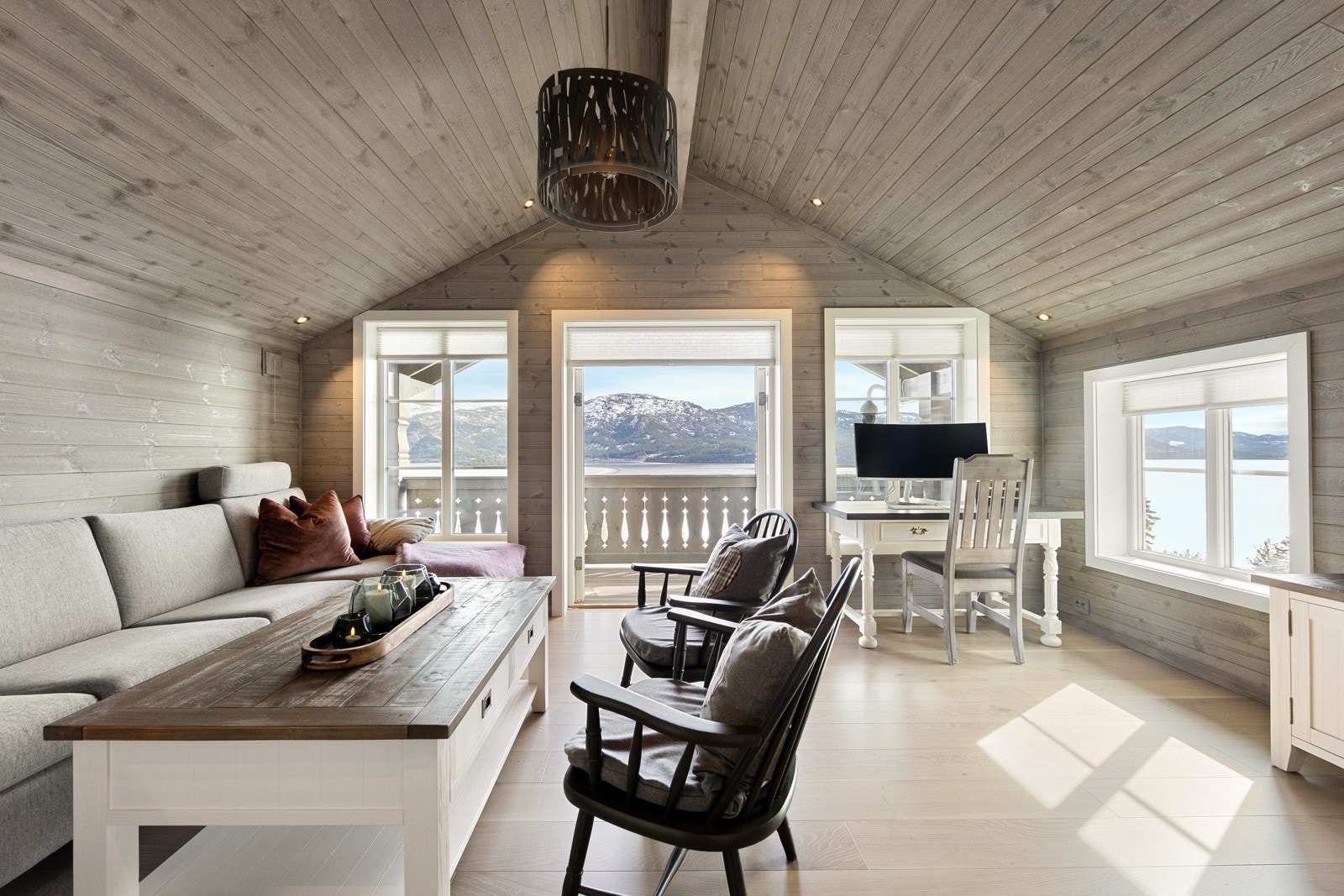 Loftstuen er stor og romslig med gode møbleringsmuligheter med sofa, tv-bord og tilhørende møblement. Galleribilde