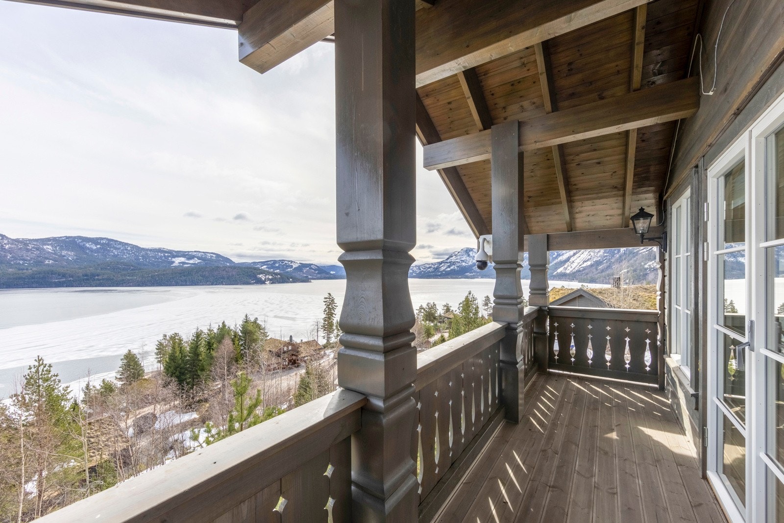 Her kan du nyte den eventyrlige utsikten med morgenkaffen. Galleribilde