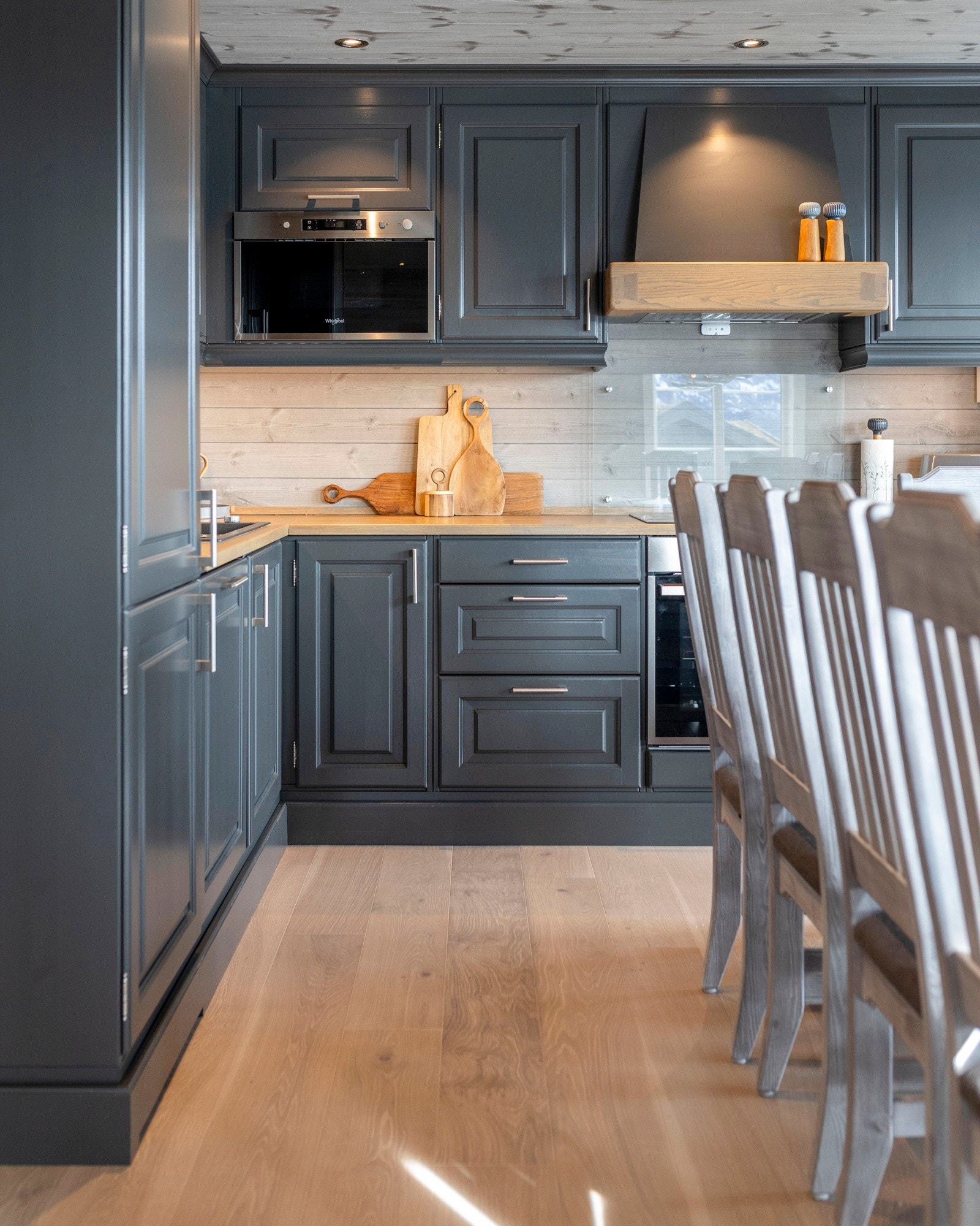 Integrerte hvitevarer med kjøl/fryseskap, oppvaskmaskin, komfyr, mikrobølgeovn og induksjon platetopp. Galleribilde