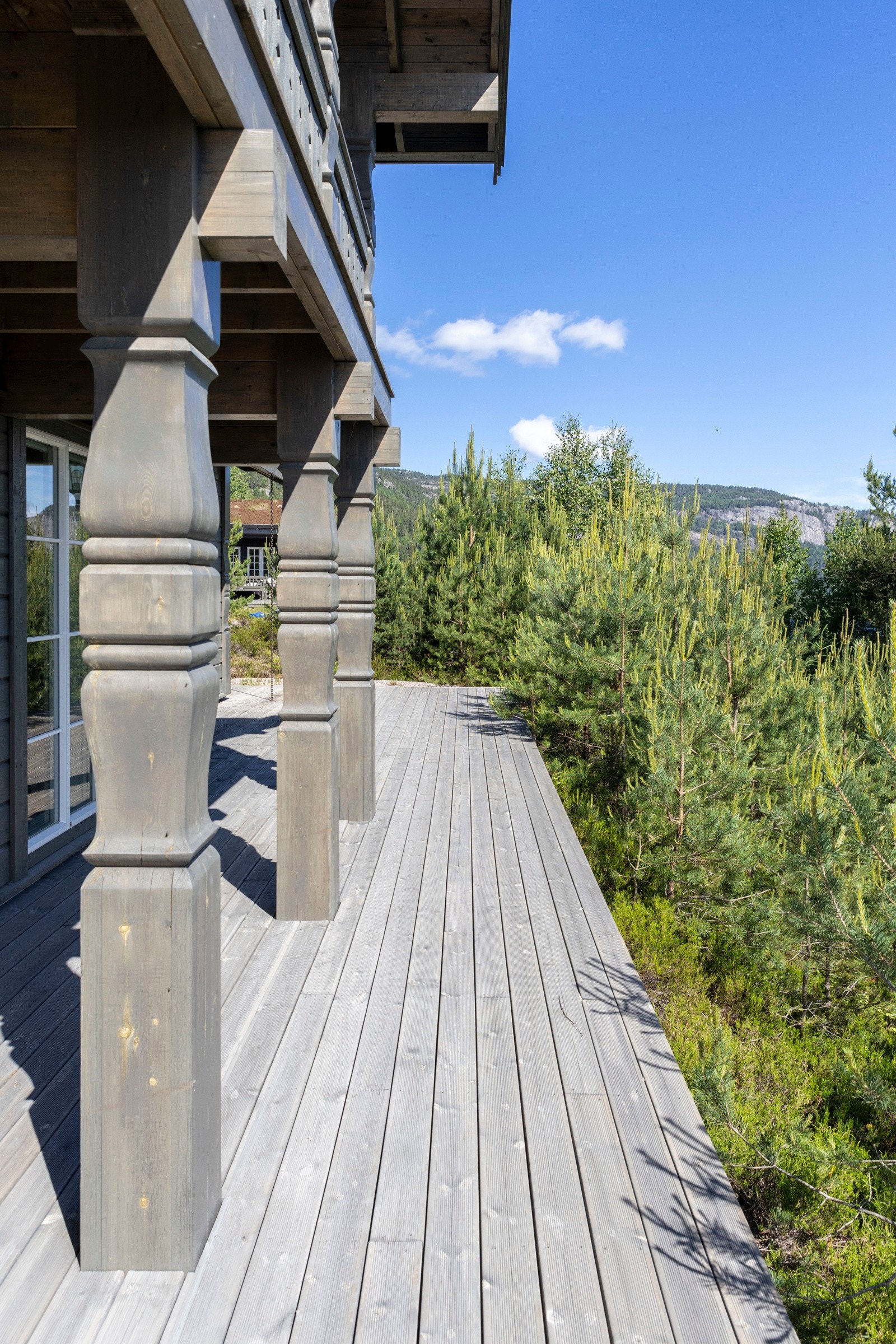 Fra spisestuen er det utgang til den nydelige terrassen på hele 193 kvm. Galleribilde