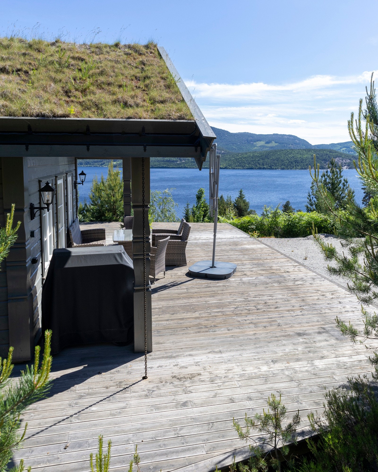 Hytta har en flott beliggenhet, med fantastisk utsikt ut mot Nisser, og fjellene omkring. Galleribilde