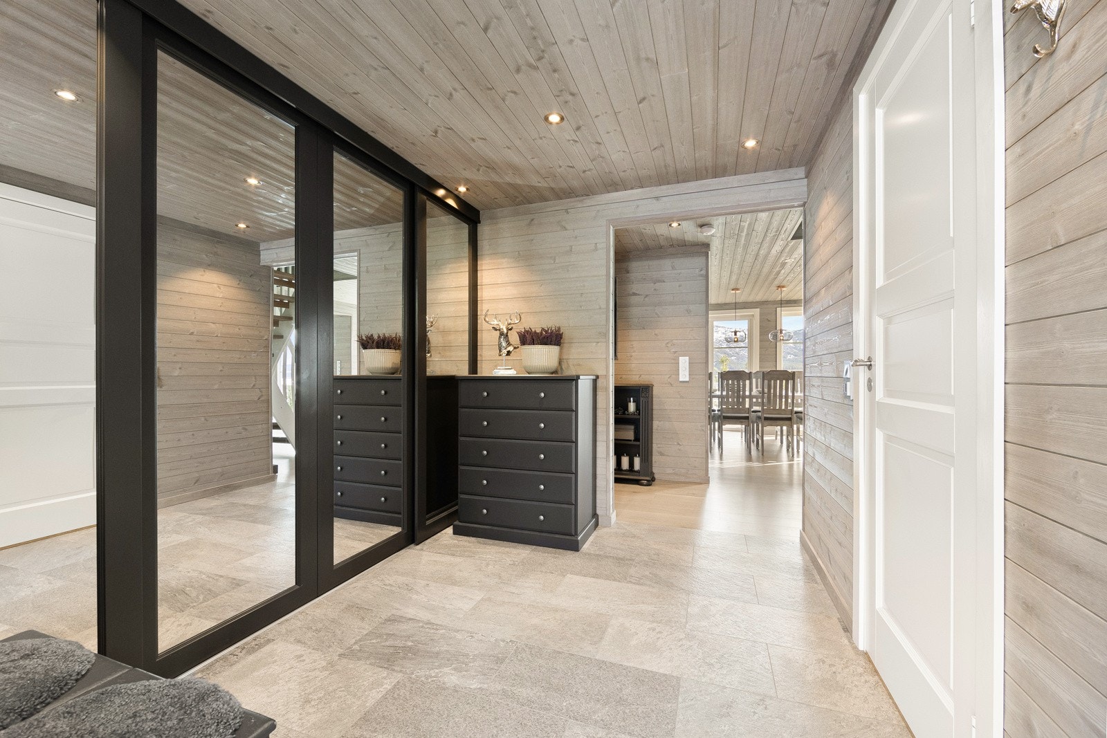 Flott flislagt gulv med varmekabler. Galleribilde