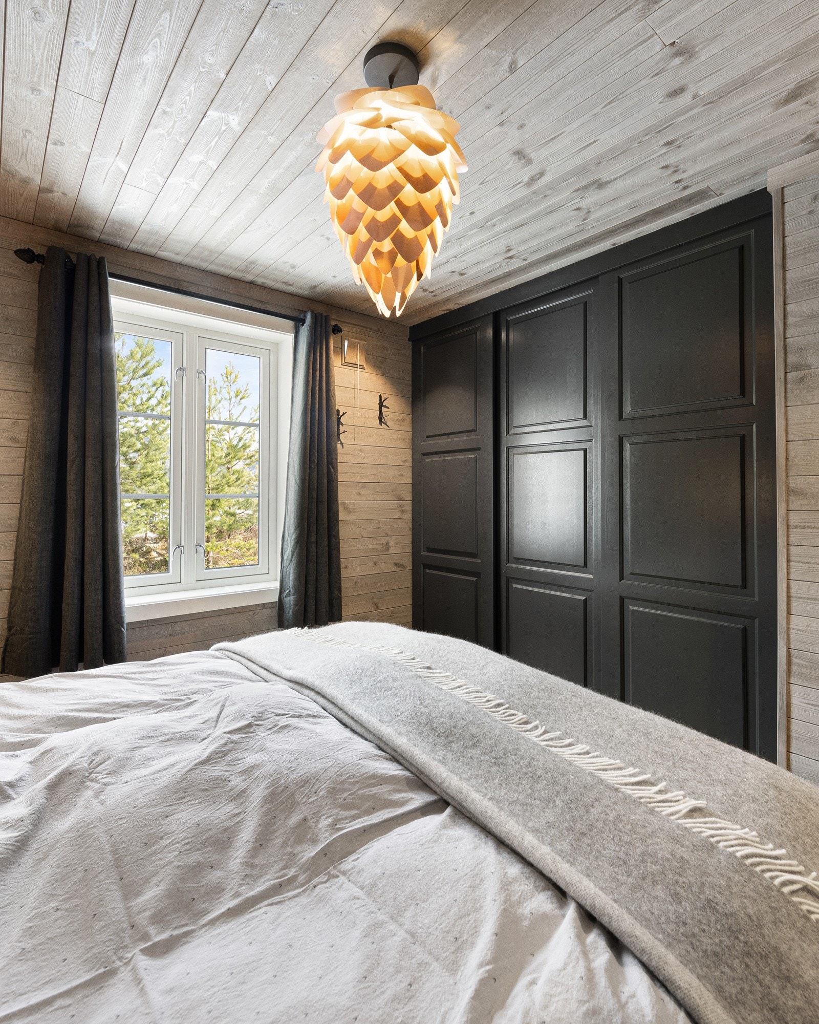 Store vindusflater sørger for godt med naturlig lys. Galleribilde