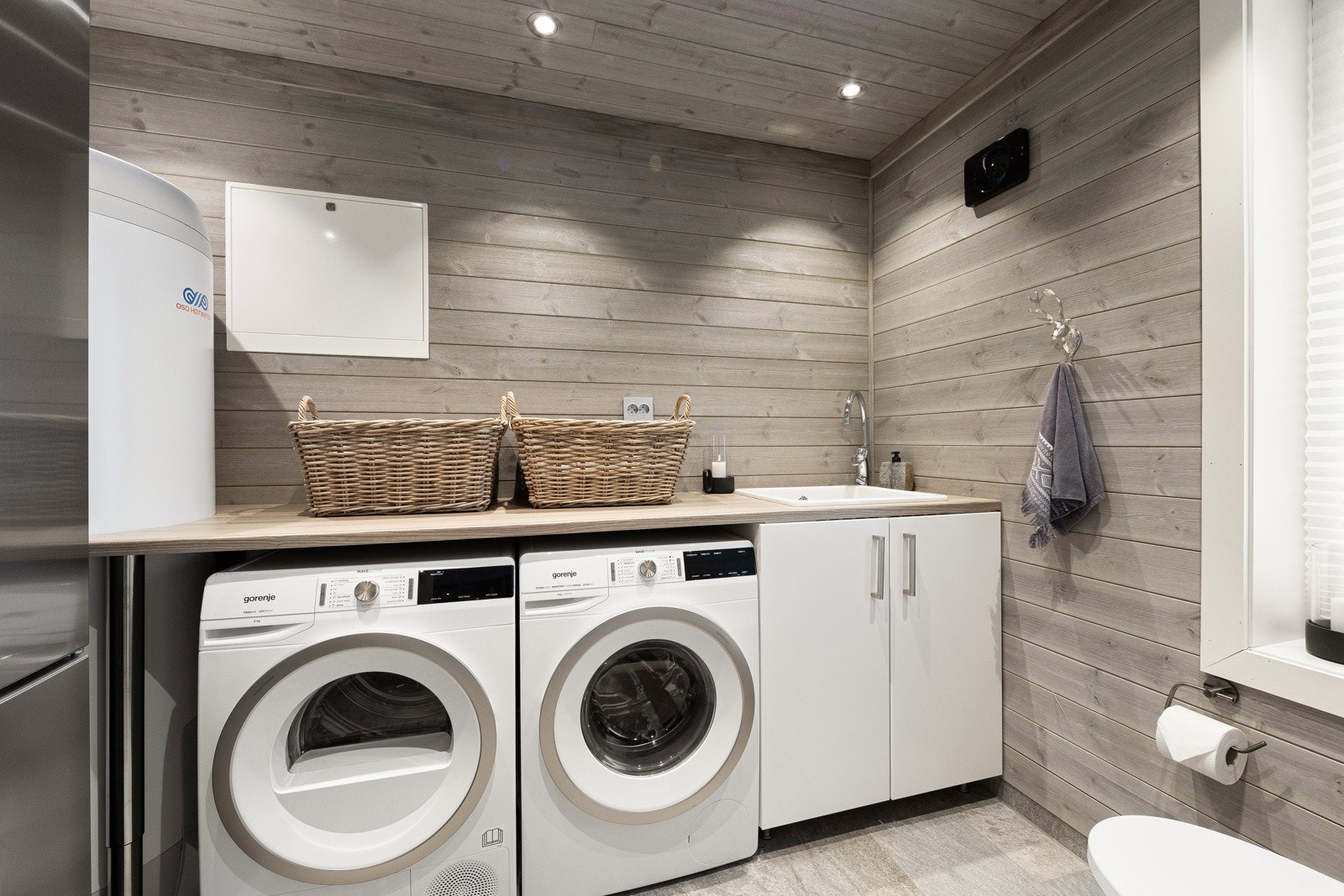 Vaskerom med opplegg for vaskemaskin og tørketrommel. Galleribilde