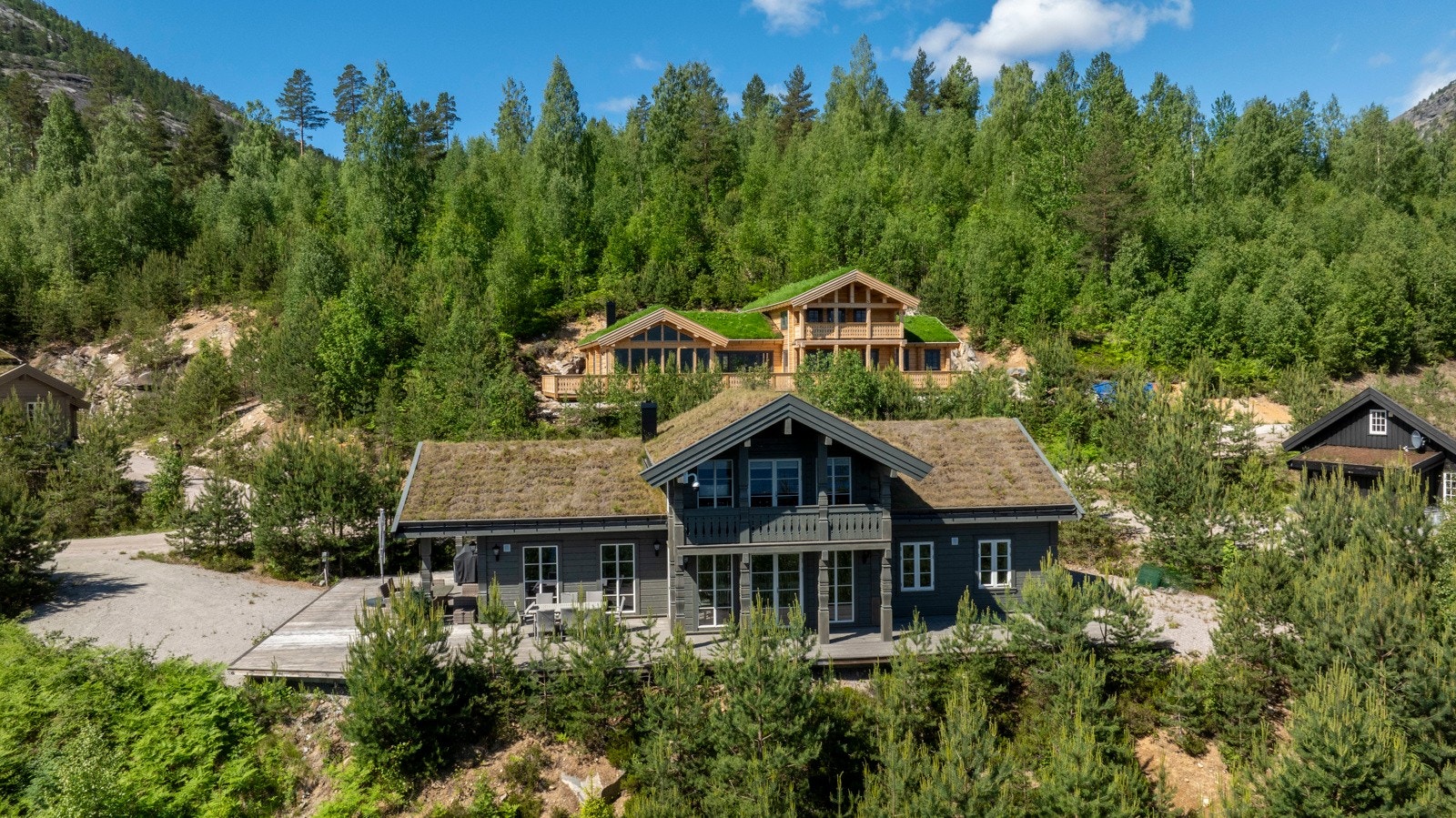 Nissedal er kjent for mange ting. Blant annet for sitt sykkelvennlige terreng med gode muligheter for terrengsykling. 100 kilometer med oppmerkede stier, mye på fine svaberg oppe på fjellet. Galleribilde