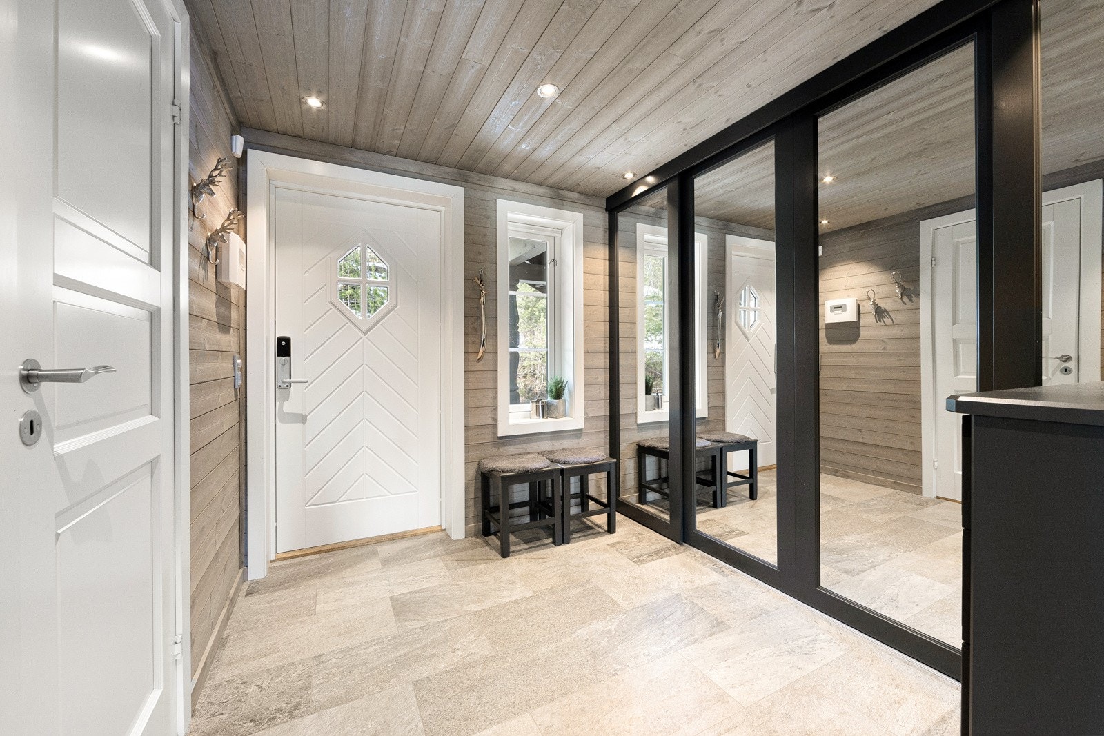 Velkommen inn. Stor og innbydende entre med gode oppbevaringsmuligheter av yttertøy og sko. Galleribilde