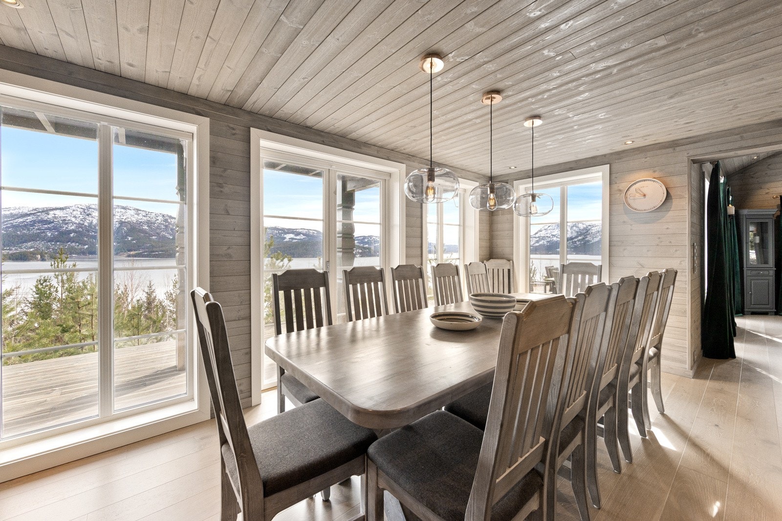 Enestående utsikt med vinduer fra gulv til tak. Galleribilde