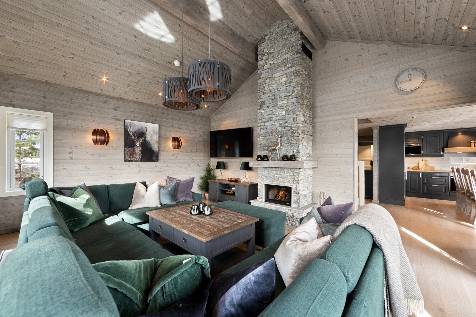 Stuen er lys og lekker med eksklusivt preg og en praktisk utforming. Galleribilde