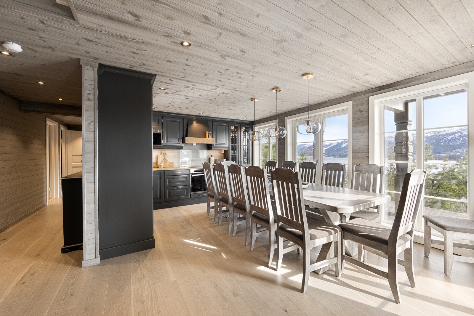 Kjøkkenet ligger i tilknytning til spisestuen, hvor det er god plass til et stort spisebord hvor du kan samle familie og venner for en hyggelig aften. Galleribilde