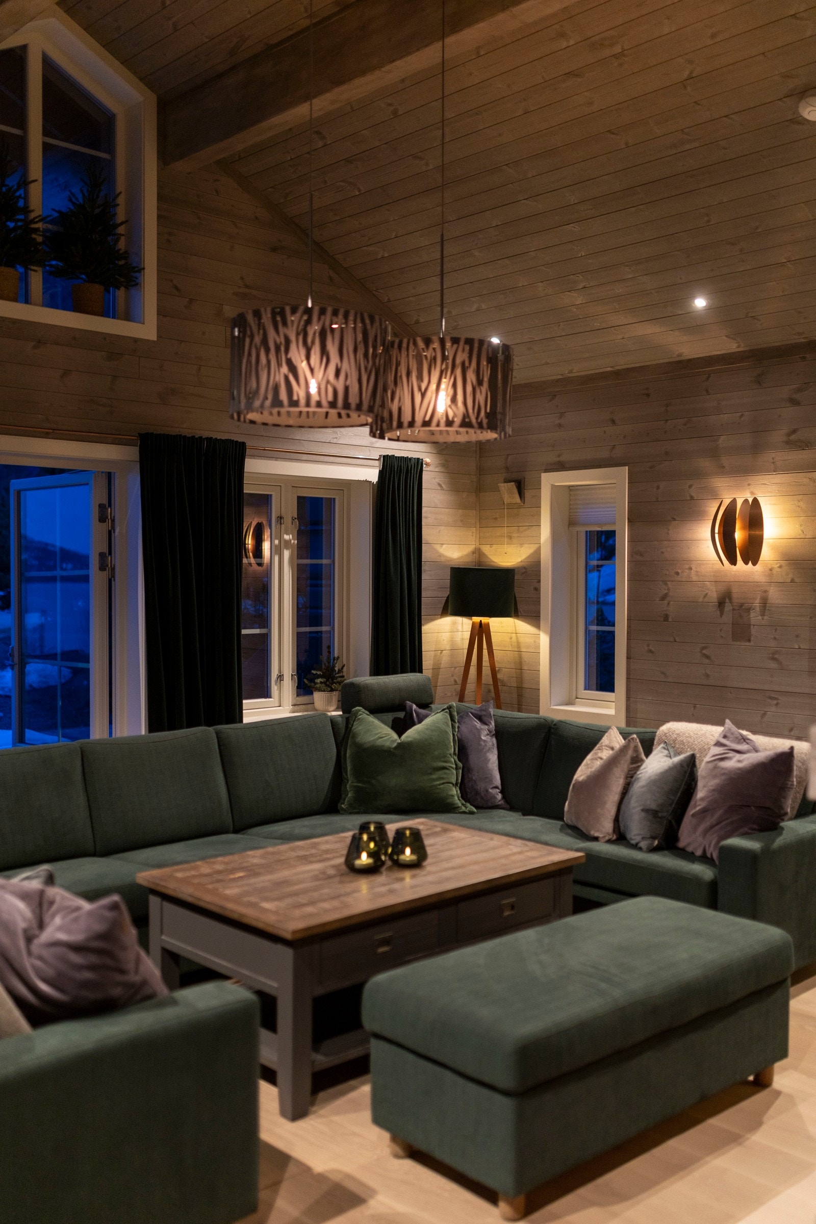 Her er det gode møbleringsmuligheter av sofagruppe, tv-bord og tilhørende møblementer. Galleribilde