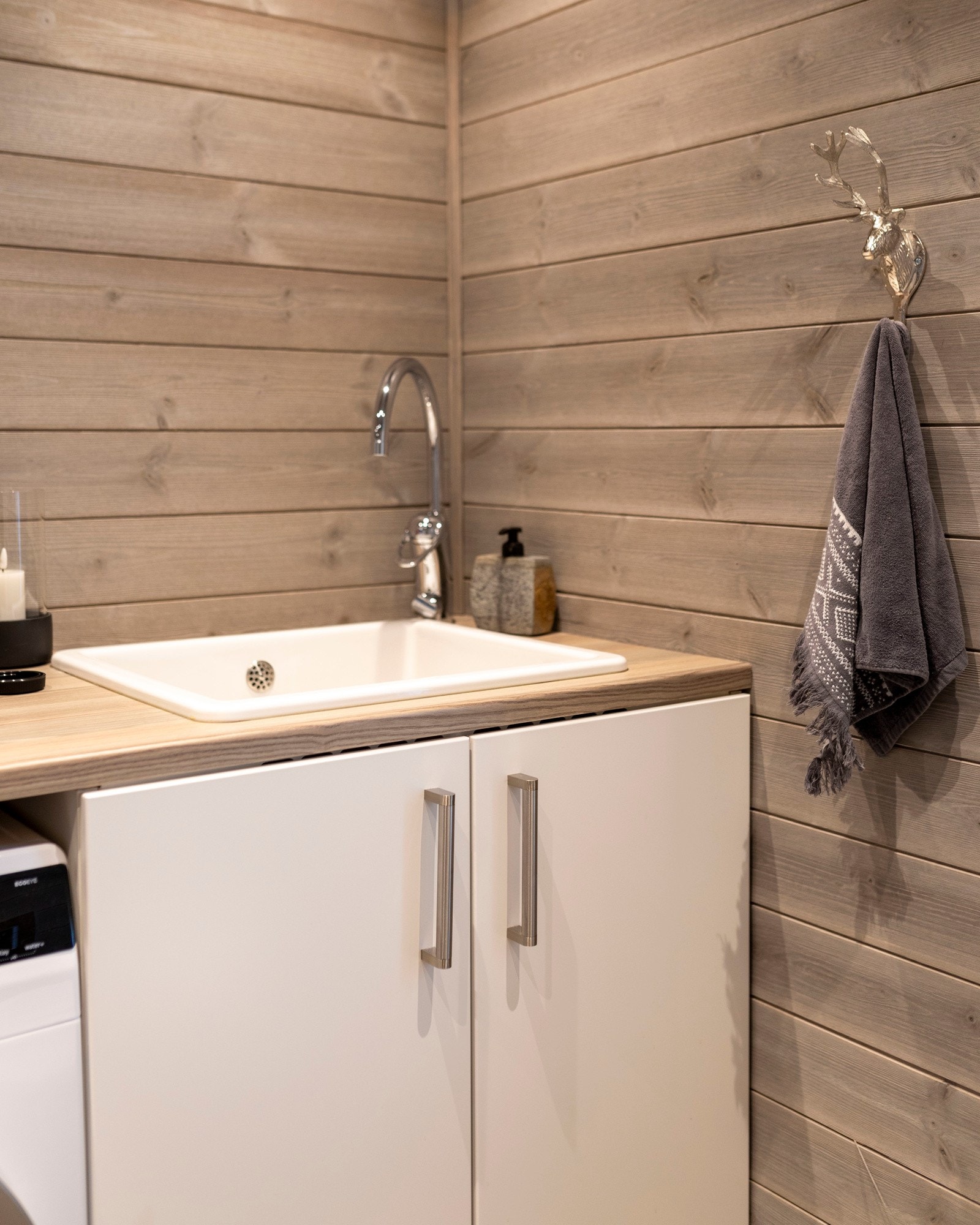 tt flislagt gulv med varmekabler. Veggene er kledd med panel. Galleribilde