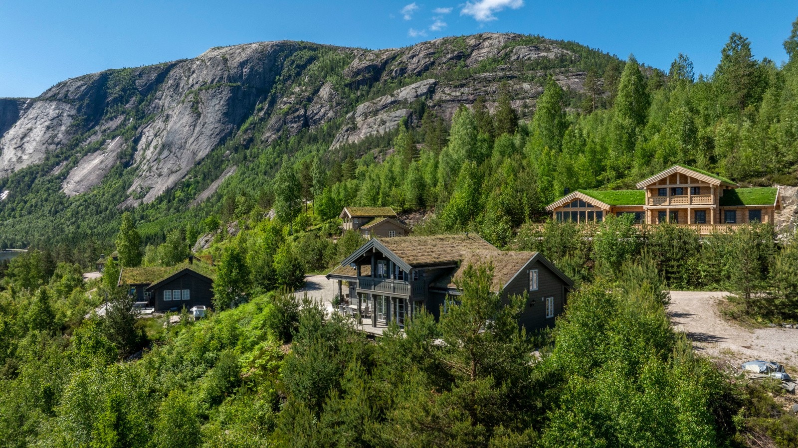 Om vinteren er det kort vei til Gautefall Alpinsenter og til Fjone Høgfjell som ligger snøsikkert til på 700 - 1 000 m.o.h med oppkjørte løyper i nydelig fjellterreng. Galleribilde