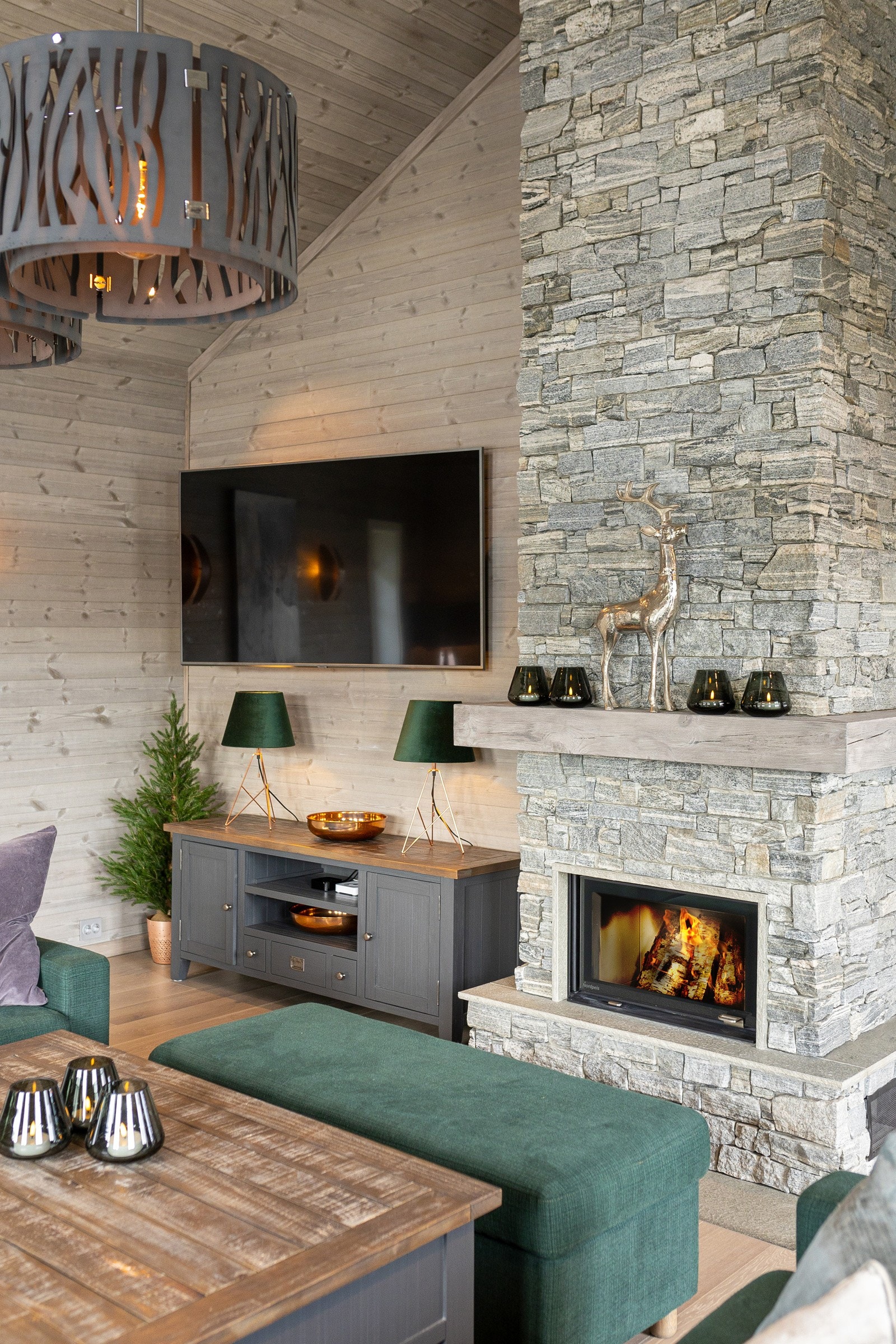 Flott peisinnsats i stuen, som varmer godt på kaldere dagere. Galleribilde