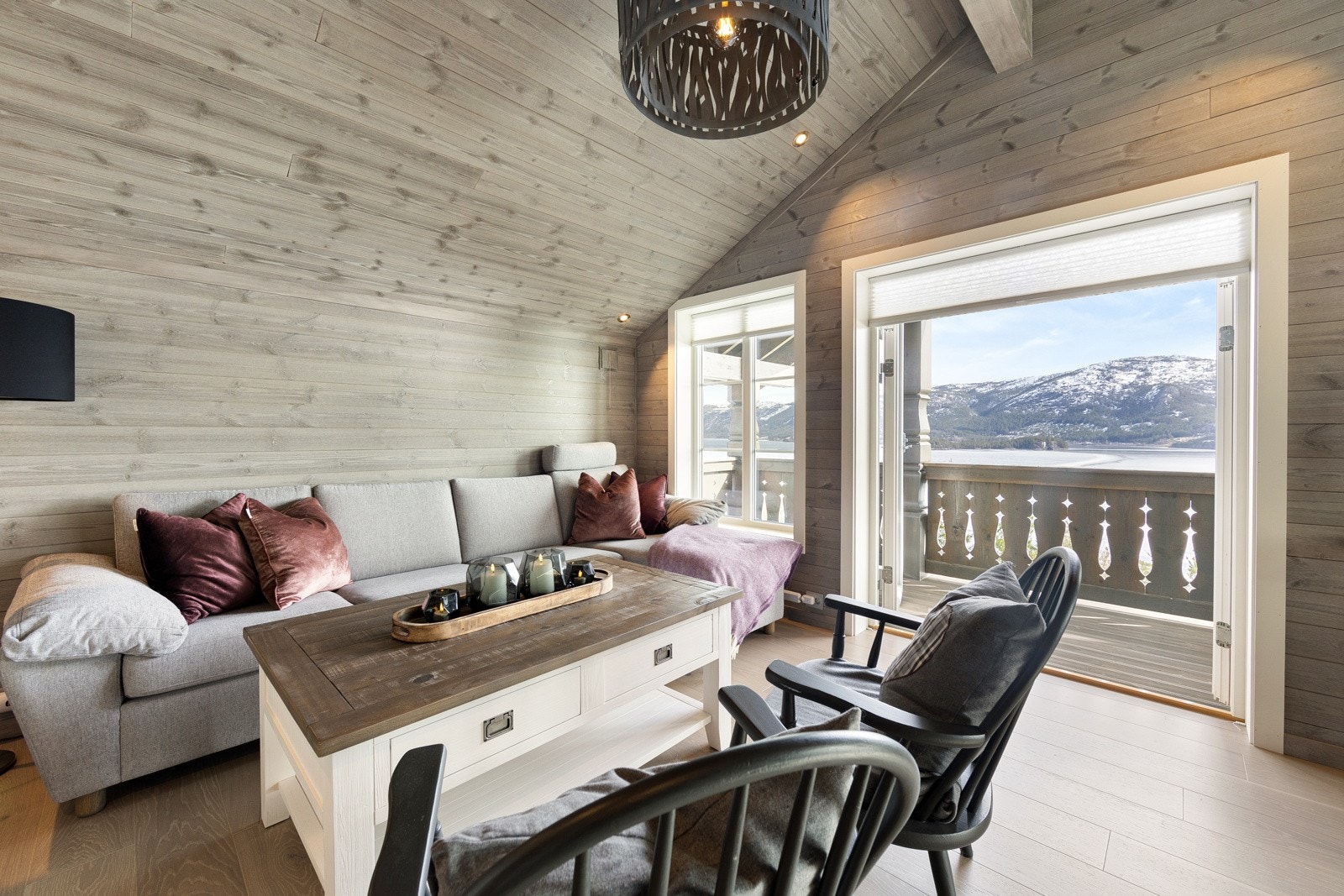 a stuen har du direkte adkomst til terrassen som har en fantastisk utsikt som tar pusten fra deg. Galleribilde