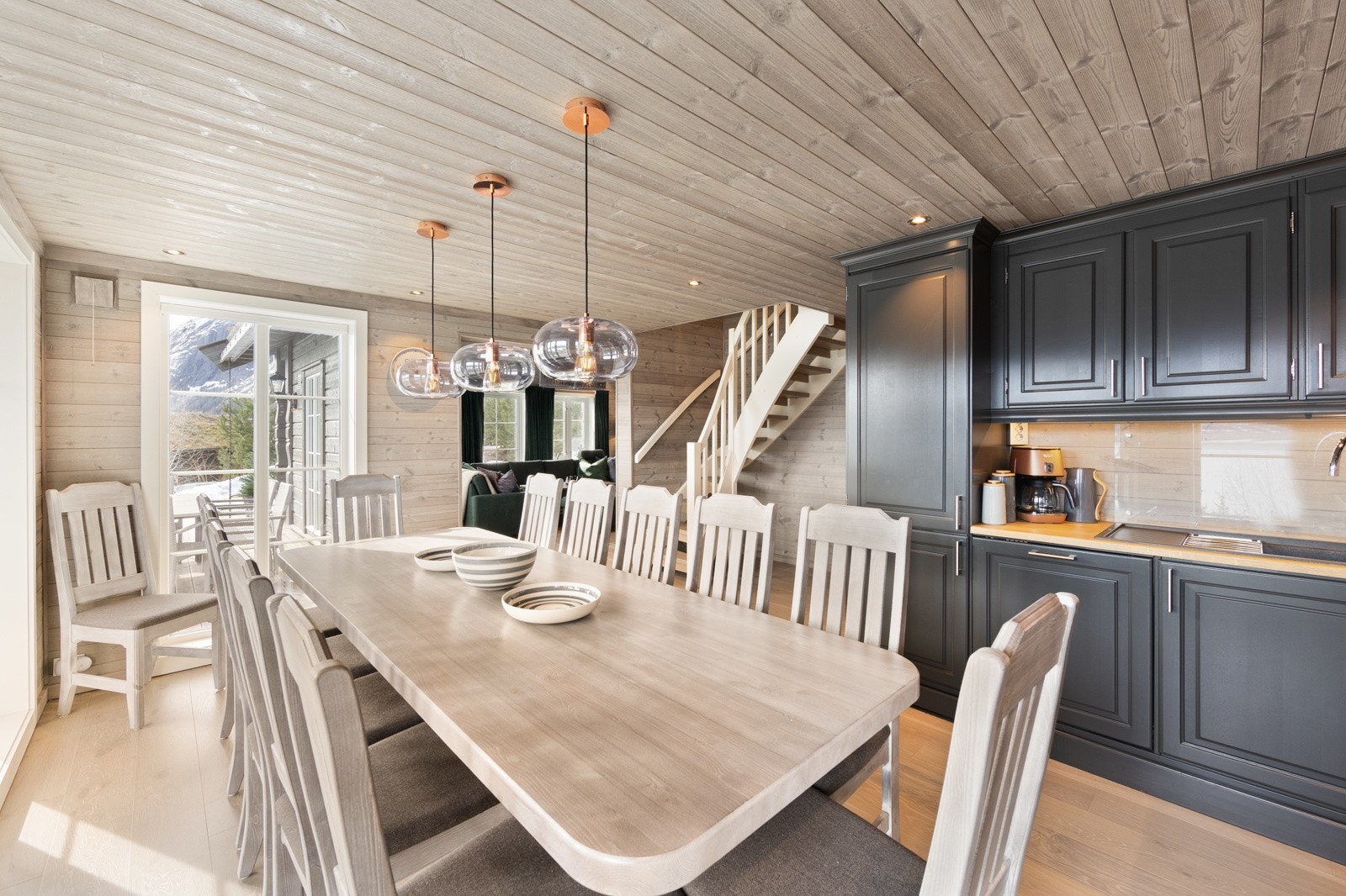 Stor benkeplass på hele 4 meter som gir gode kokkelerings muligheter. Galleribilde