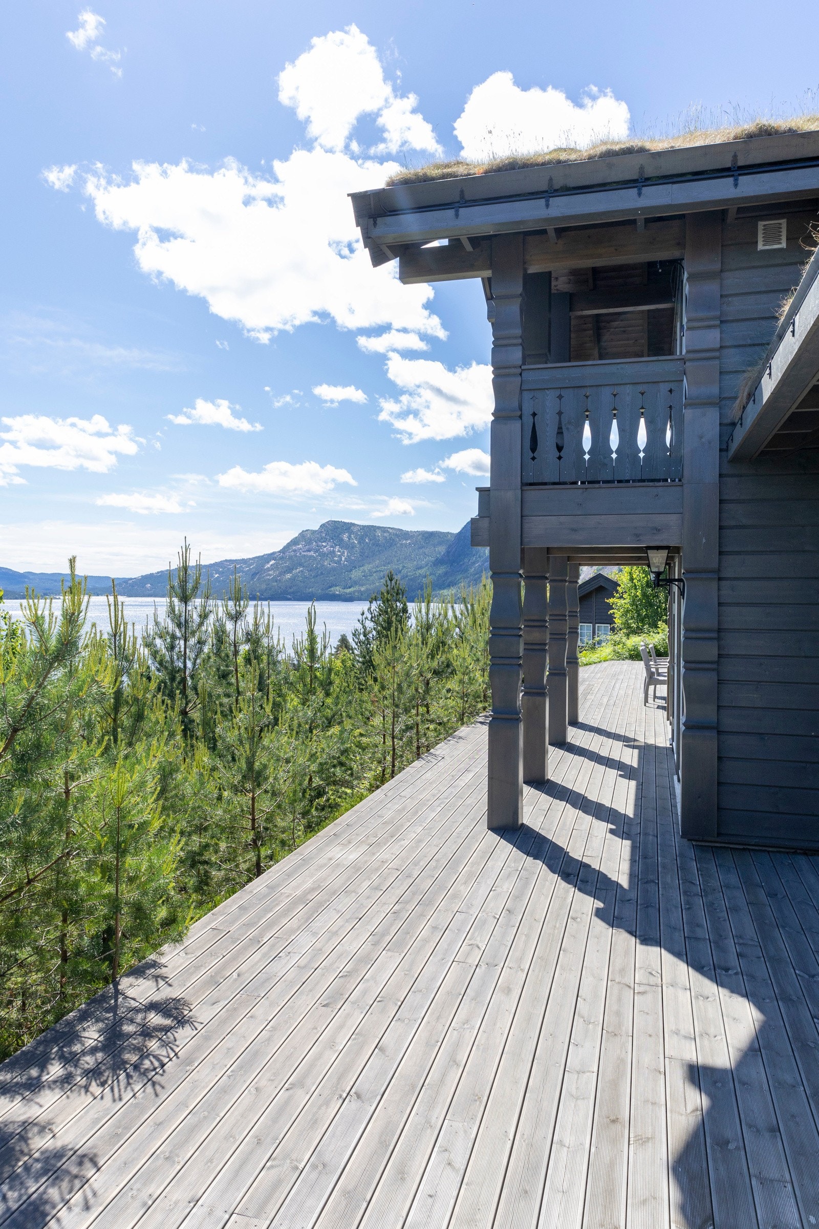 Her kan du nyte solen og den flotte utsikten fra morgen til kveld. Galleribilde