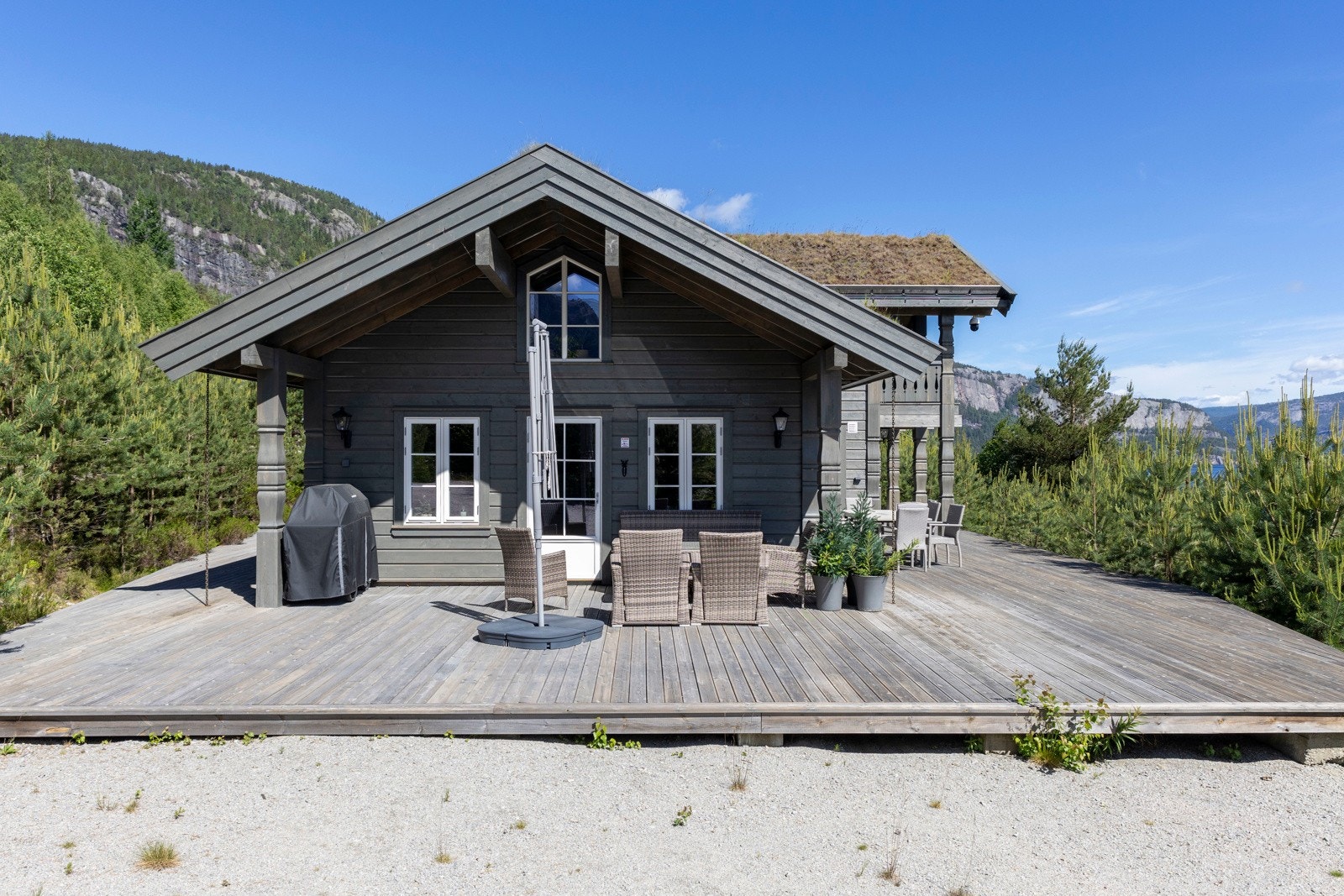 Nissedal er en helårsdestinasjon med både badeliv og skigåing. Oppmerkede tur- og skiløyper i nærheten både sommer og vinter. Galleribilde