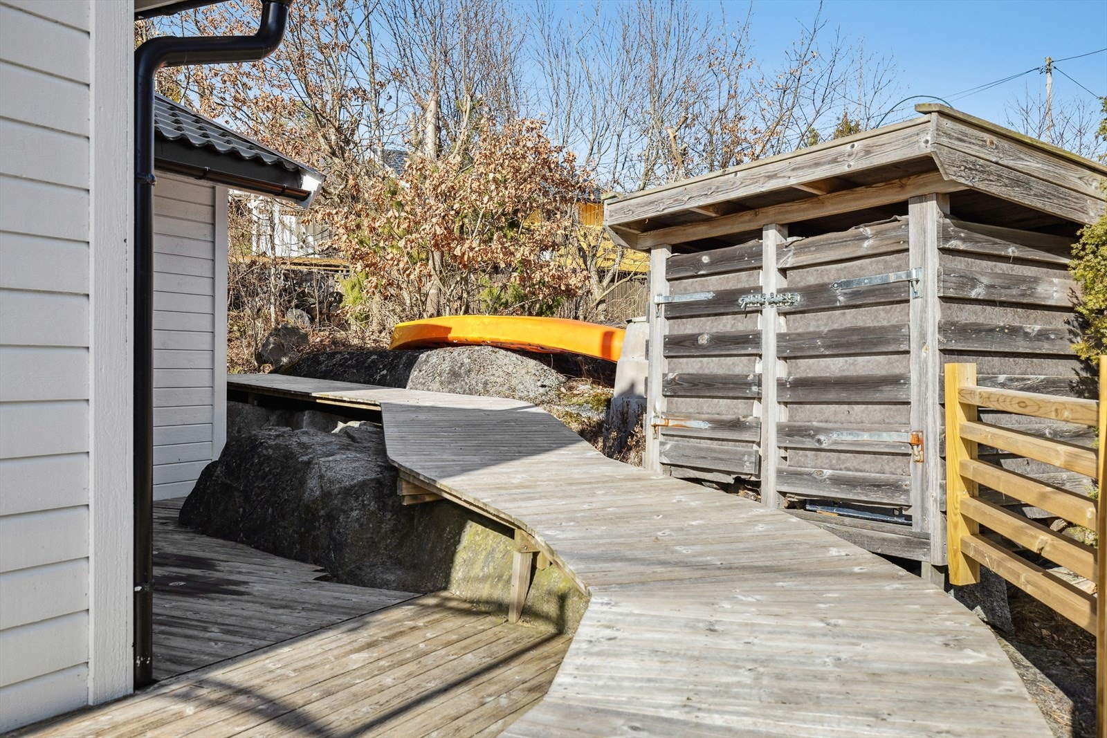 Rampen ved boligen sikrer enkel adkomst til eiendommen uten behov for trapper, noe som gjør det tilgjengelig for alle. Galleribilde