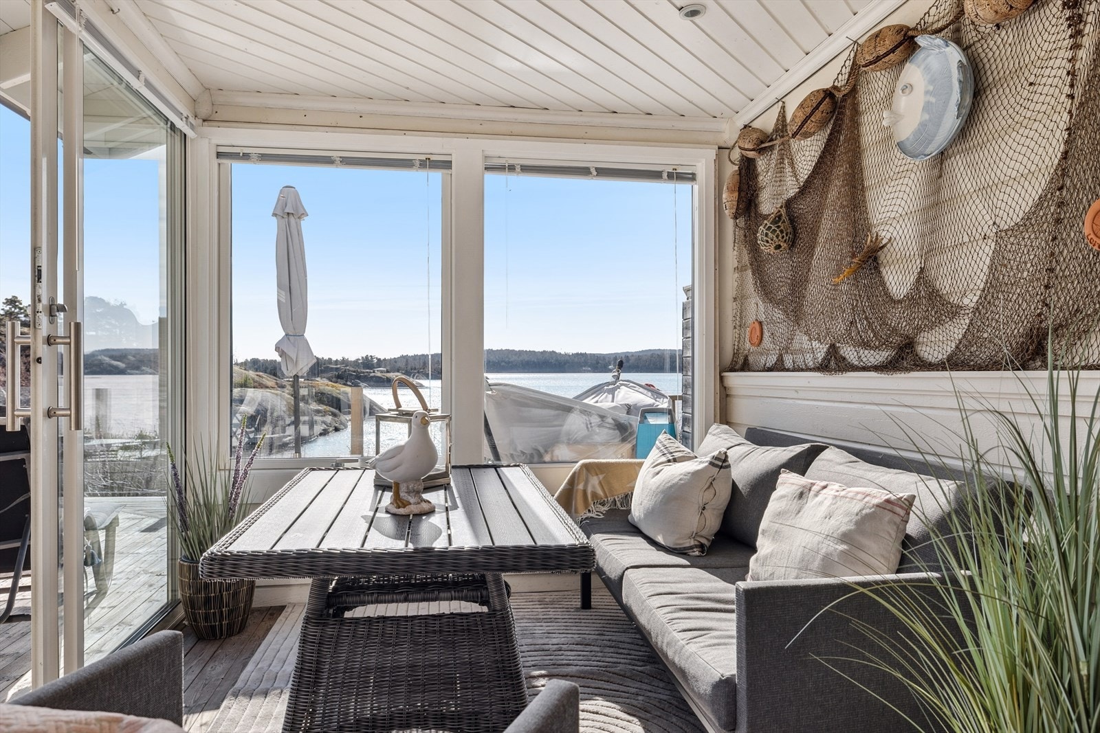 Utestuen er utstyrt med skyvedører av glass og byr på en flott utsikt, noe som gjør den til et nydelig sted for avslapning og hygge. Galleribilde