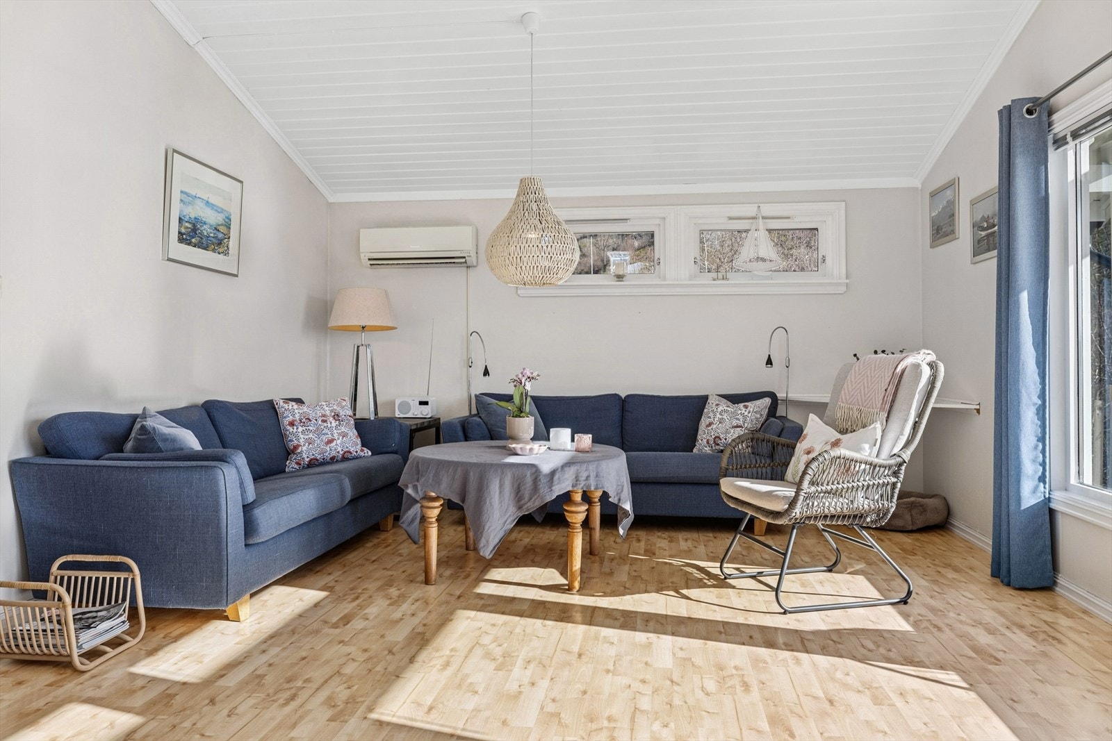 Romslig stue med plass til hjørnesofa, stuebord, TV og andre møbler Galleribilde