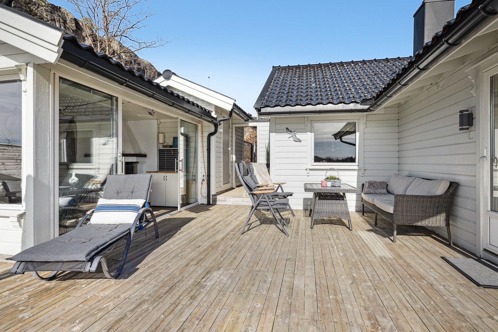 Terrassen har mange sitteplasser. Hytta har også en egen luftegård, ideell for din firbente venn Galleribilde