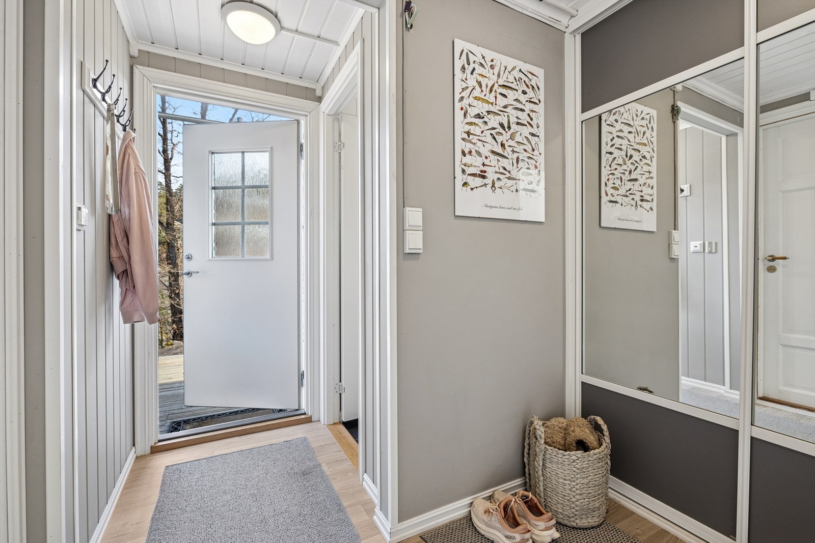 I entréen er det plass til å henge fra seg yttertøy og sko Galleribilde