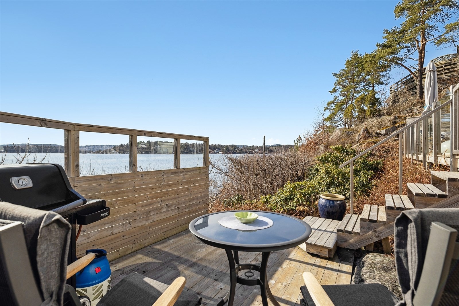 Hytten har en egen terrasse med adkomst fra hovedterrassen, som i dag brukes som grillplass. Her er det plass til både grill og hagemøbler. En levegg skjermer for vinden, noe som gjør det til et koselig sted for utendørse måltider Galleribilde