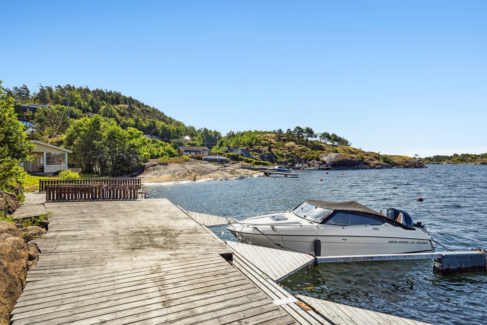 Fritidseiendommen byr på en flott brygge med utrigger og egen båtplass Galleribilde