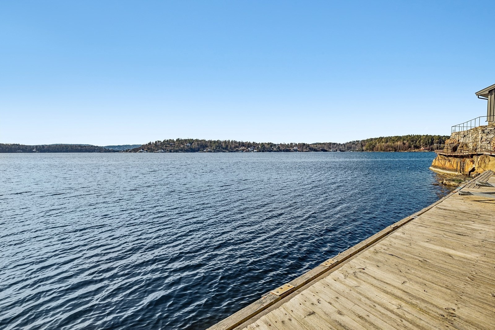Fra brygga kan man blant annet se over til Sandøya Galleribilde