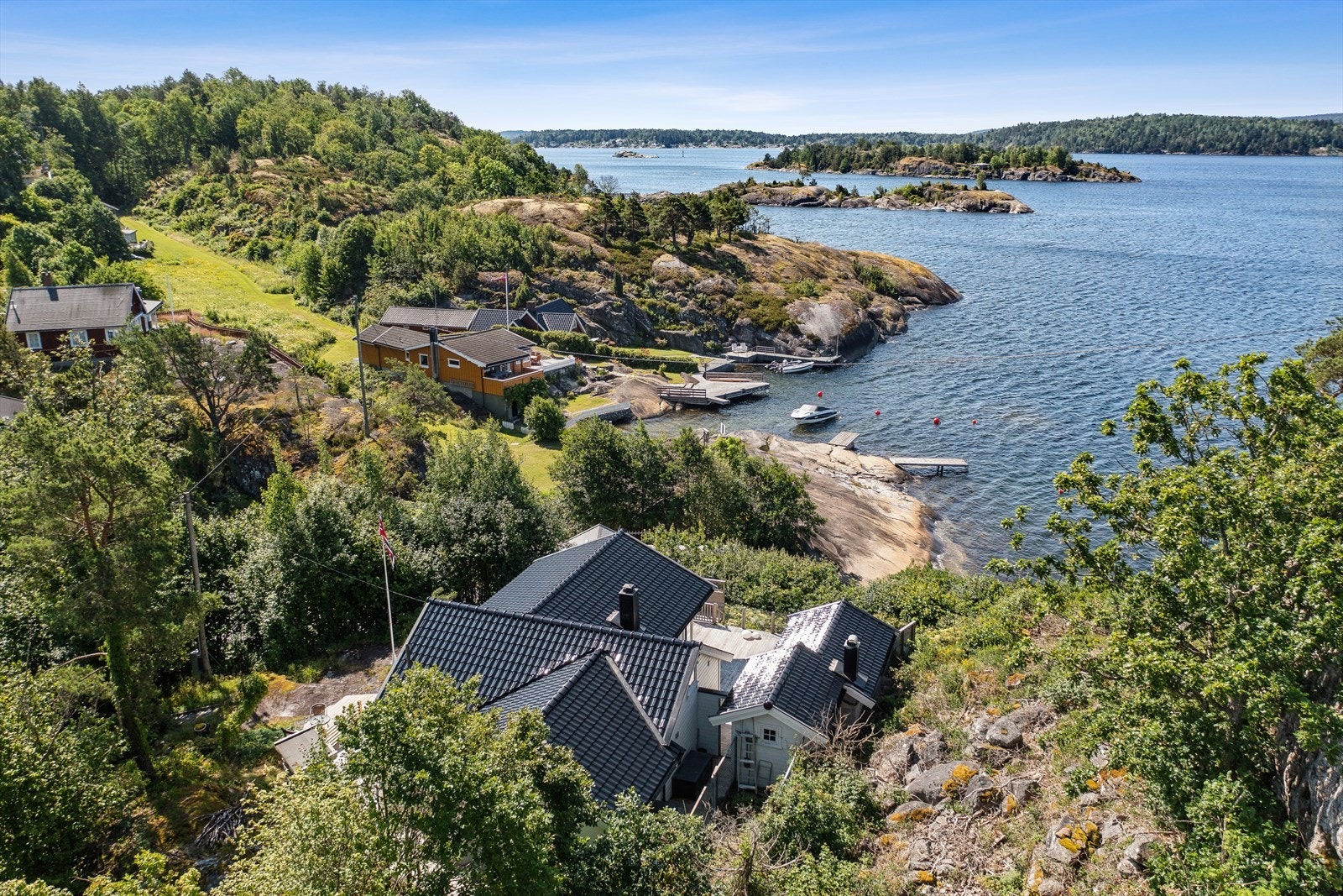 Fra hytten har du en fantastisk utsikt over den vakre skjærgården. Det er kort gangavstand til badeplass, og det er også en felles privat badestrand med fjell og svaberg Galleribilde