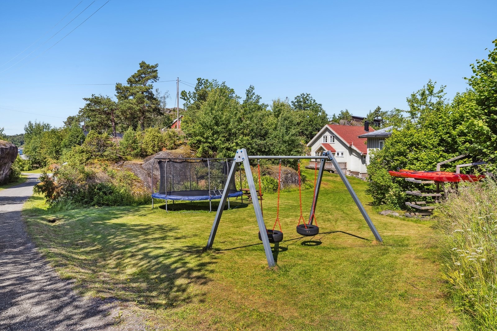 Lekeplass med husker og trampoline - et flott sted for lek og morro! Galleribilde