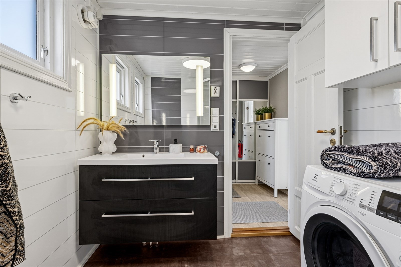 Rommet er innredet med servantskap, wc og dusjkabinett. Opplegg for vaskemaskin Galleribilde