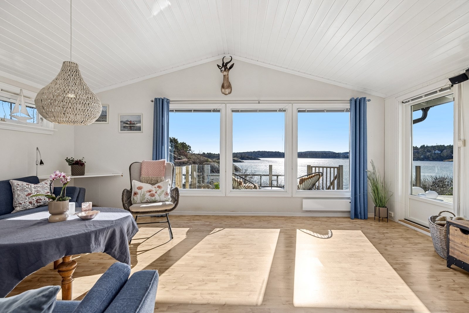 Fra stuen er det direkte utgang til terrassen Galleribilde