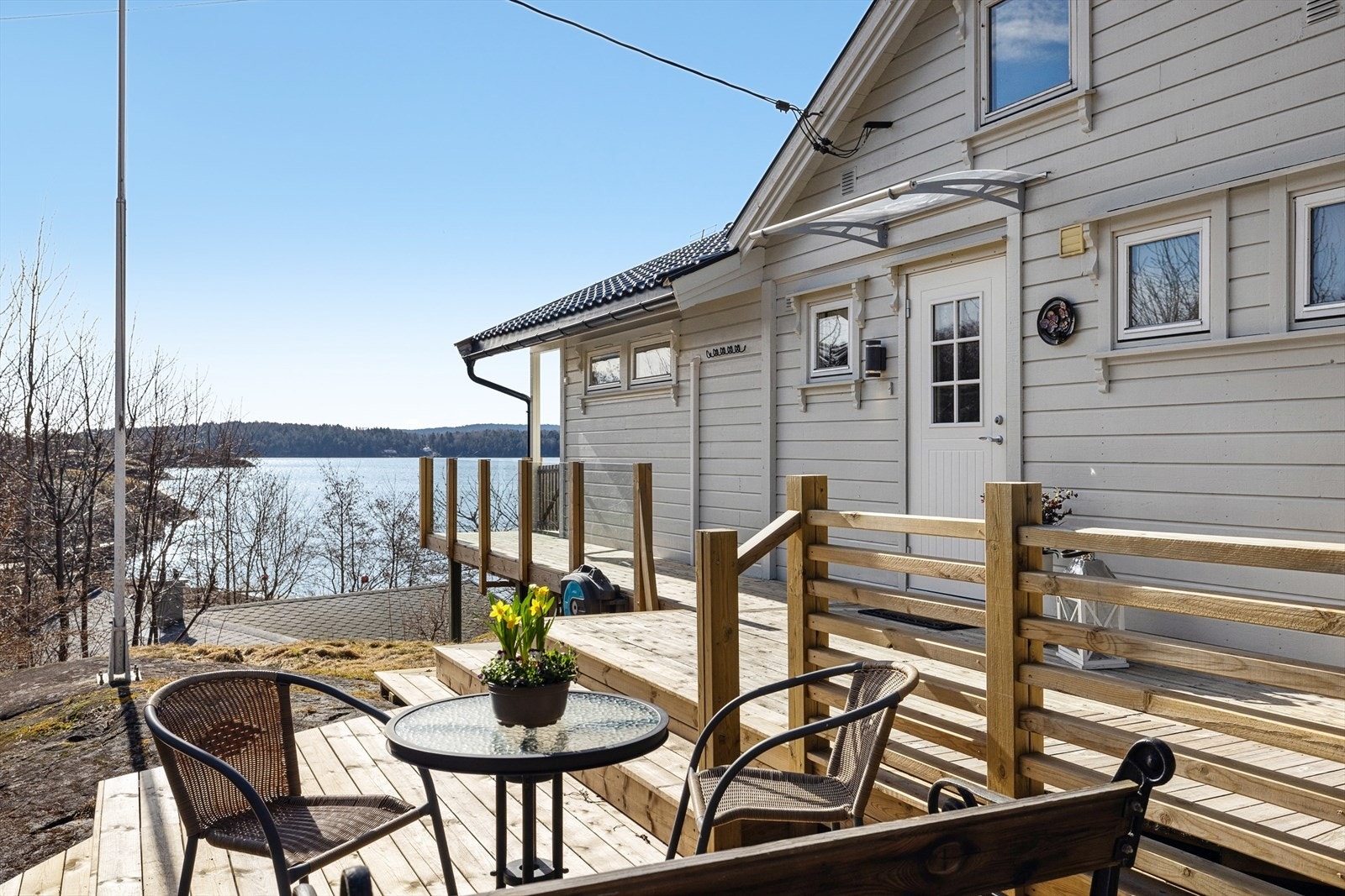 Eiendommen har flere uteområder som gjør det mulig å nyte sola fra tidlig morgen til sent på kvelden. Perfekt for lange, fredfulle sommerdager. Galleribilde