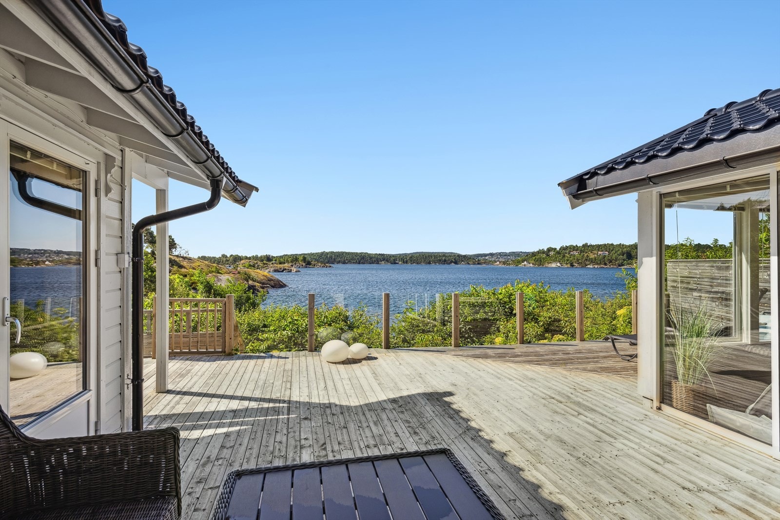 Nyt den vakre utsikten over vannet fra hyttens terrasse, et ideelt sted for avslapning. Galleribilde