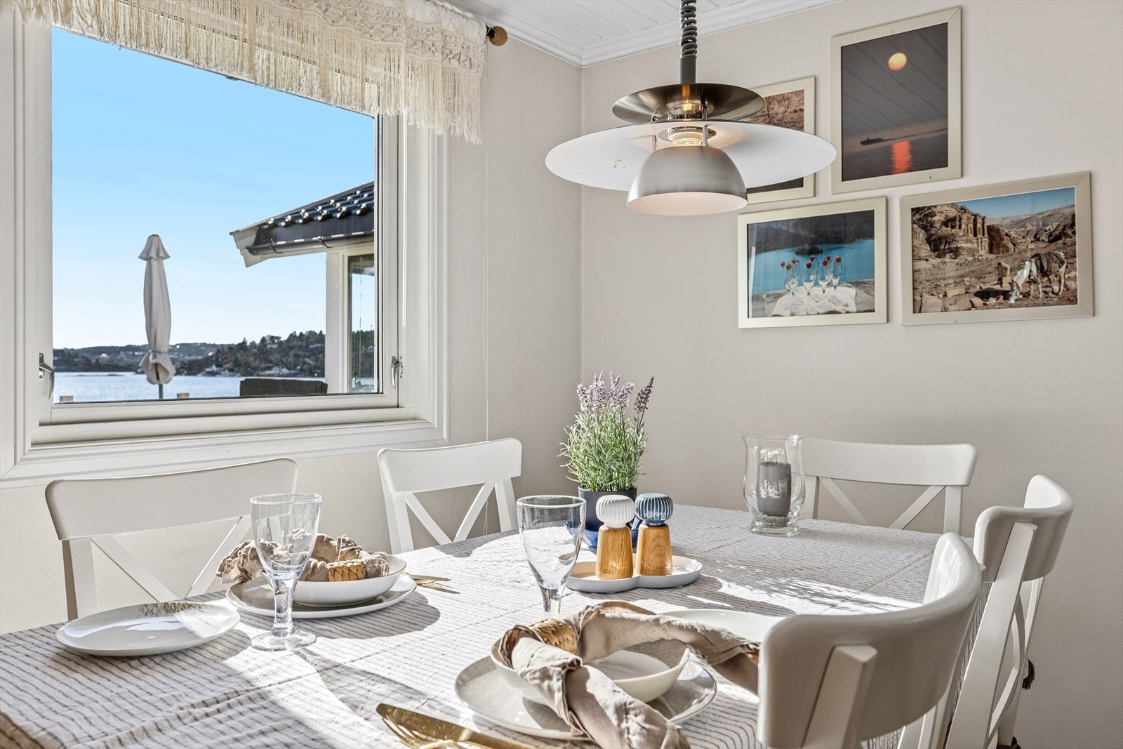 Koselig spisestue med åpen løsning til kjøkkenet. Perfekt for sosiale sammenkomster Galleribilde