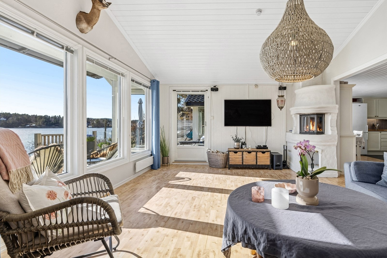 Utsikten kan nytes fra samtlige rom, samt den store terrassen som er bygd rundt store deler av hytten Galleribilde