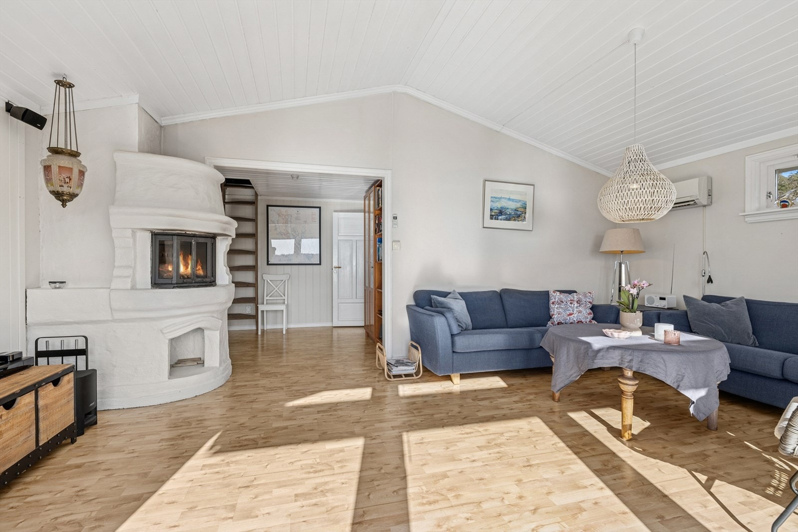 Peis i stue som varmer godt på kalde dager. Hytten har også varmepumpe som en ekstra varmekilde Galleribilde