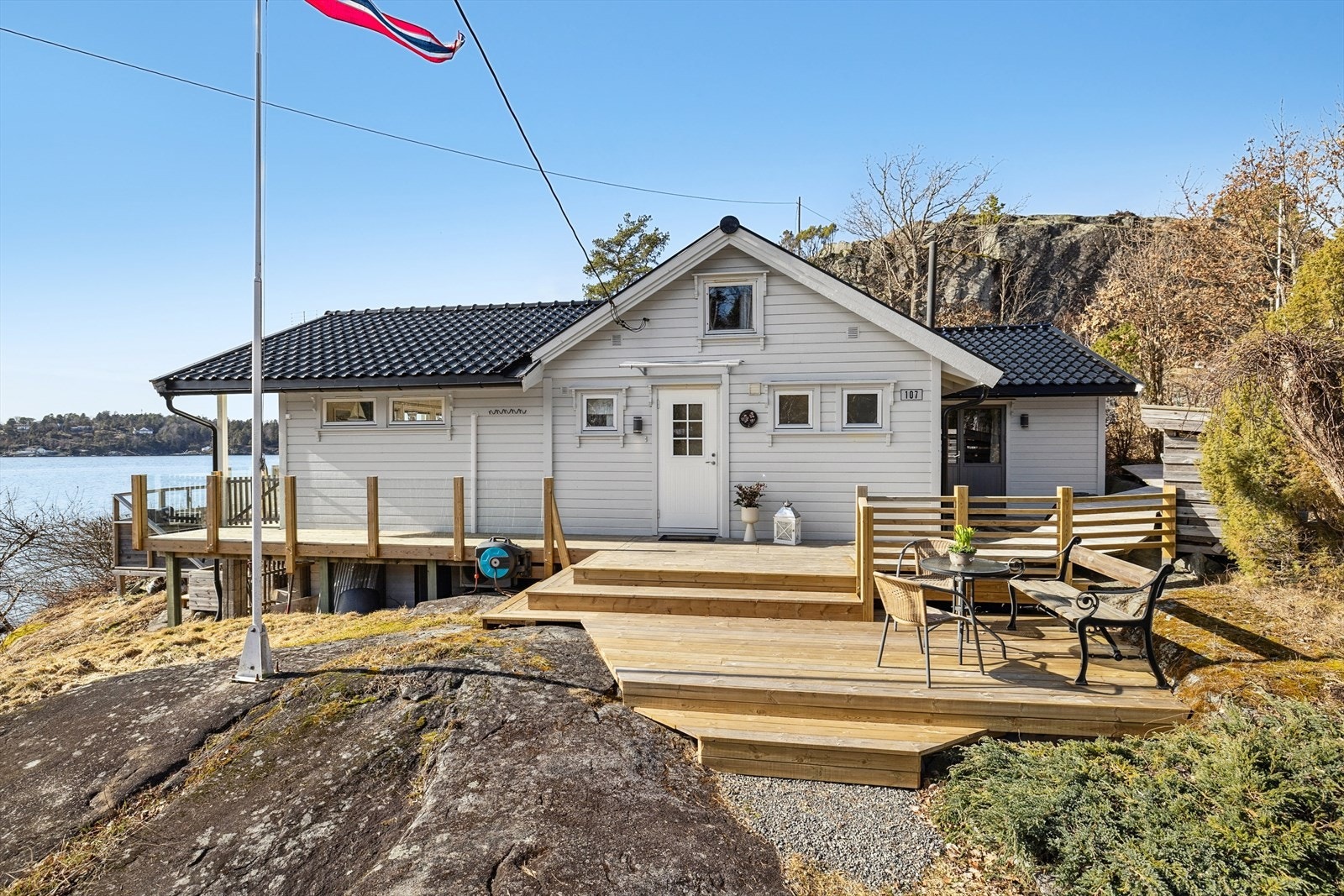 Eiendommen er en landfast, oppgradert hytte på Bjønnes. Utestue, overbygd terrasse, brygge og båtplass er noen av fasilitetene hytten kan skilte med Galleribilde