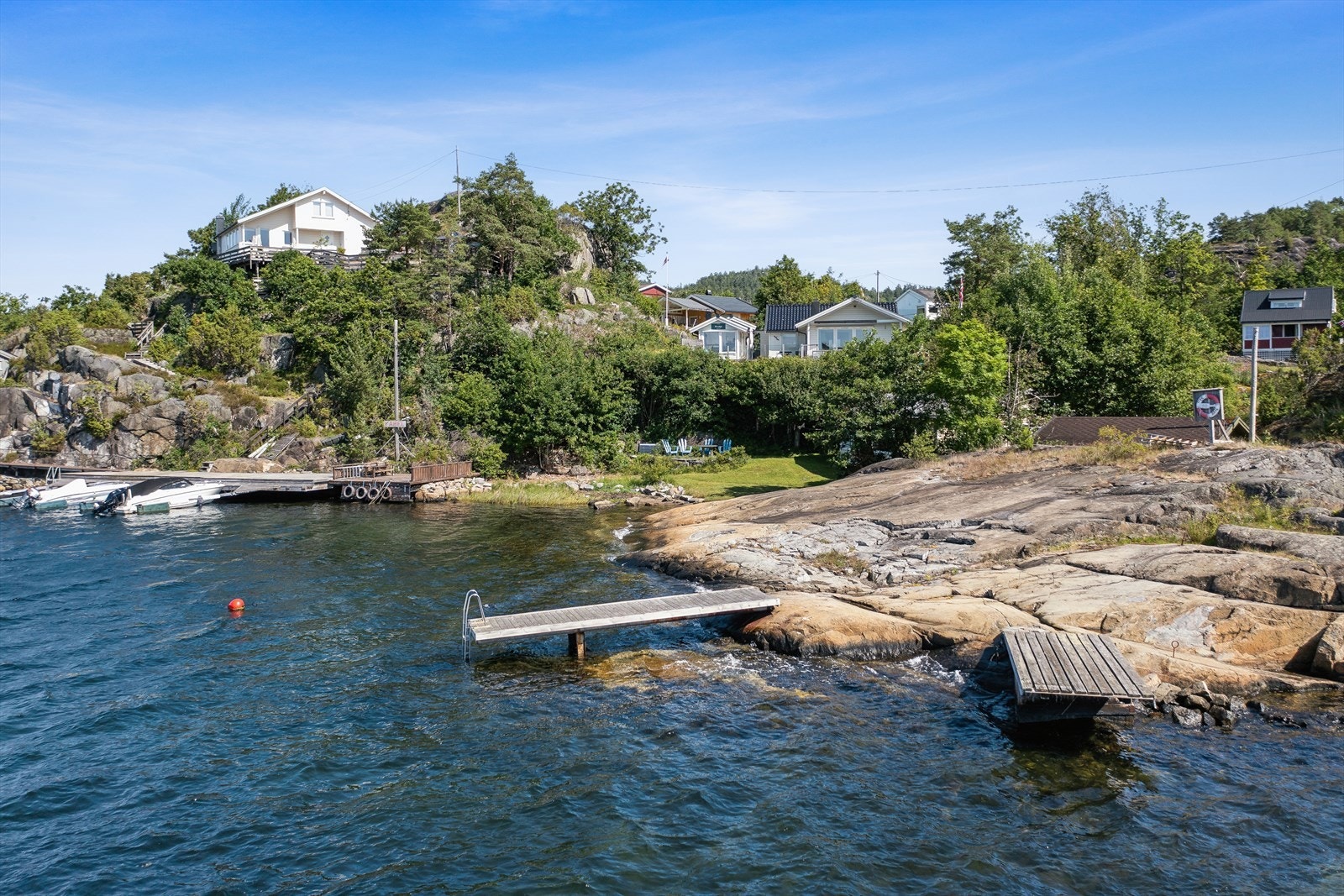 Svaberg med badeplass - et flott sted for å nyte solen og ta et forfriskende bad, kun en kort gåavstand fra hytta. Galleribilde