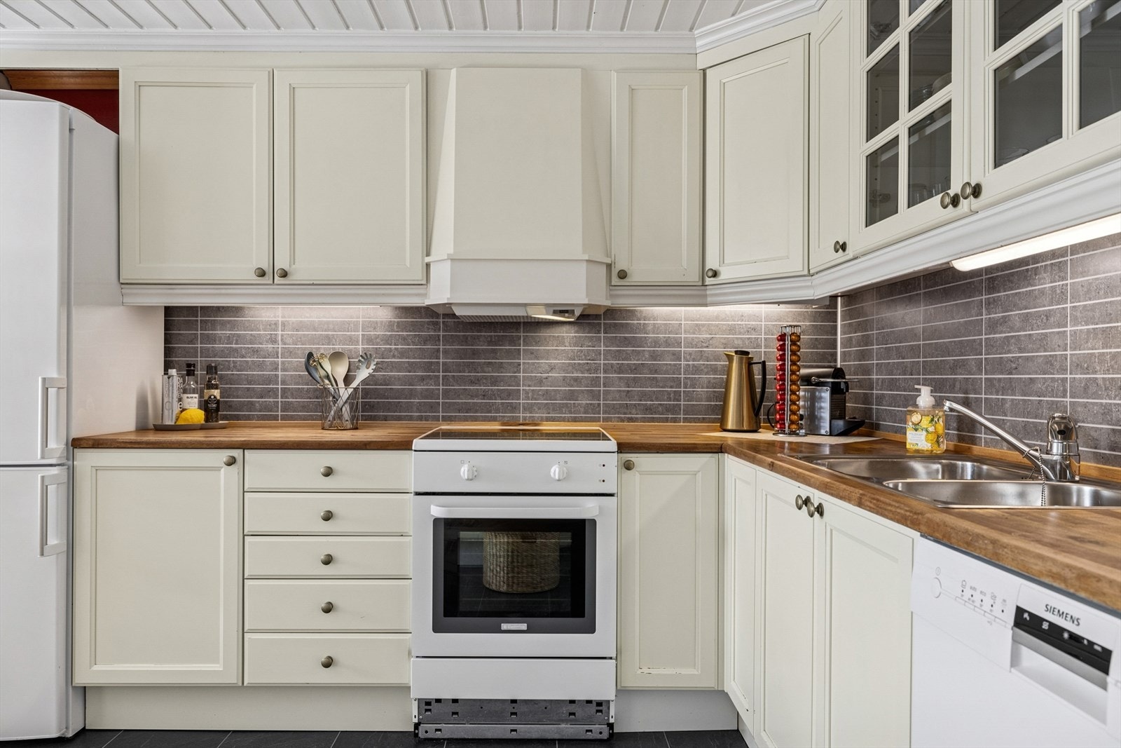 Det er opplegg og plass til kjøleskap, komfyr og oppvaskmaskin Galleribilde