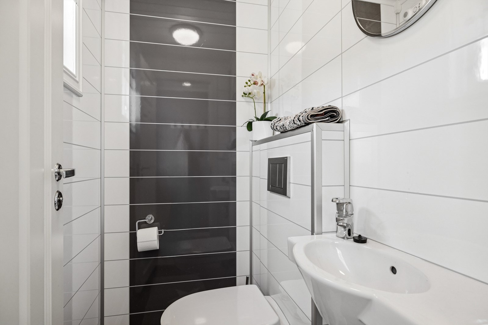 Separat toalettrom fra 2015 innredet med toalett og servant Galleribilde