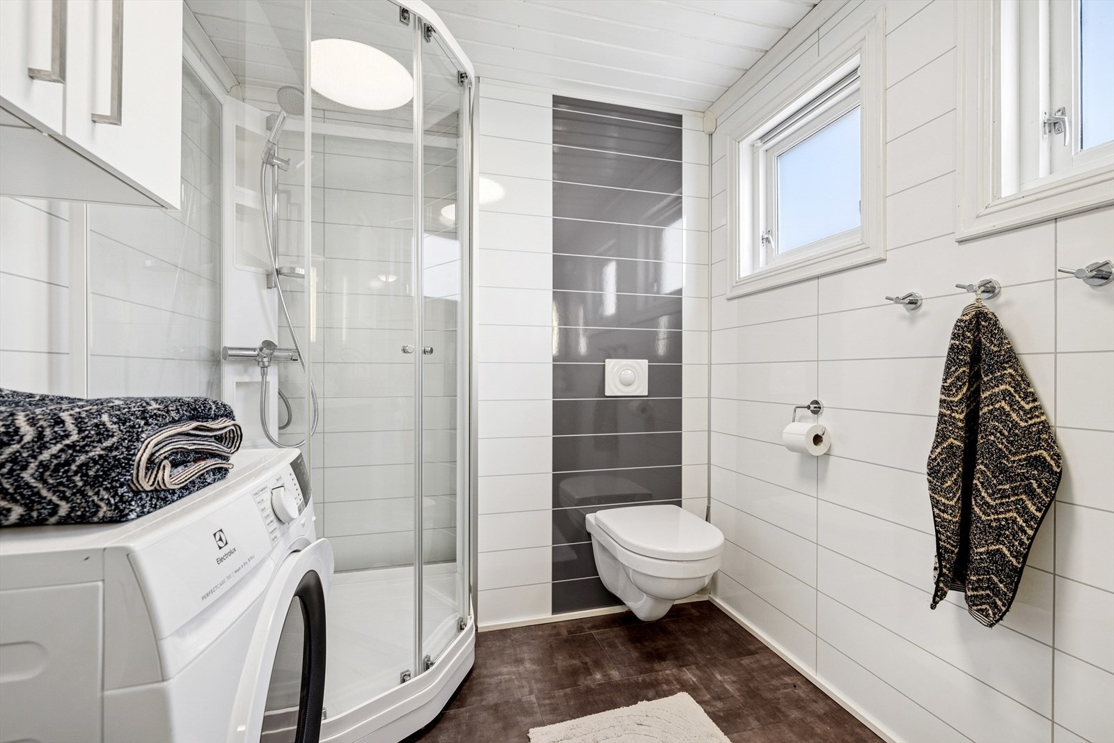 Baderom fra 2009 oppgradert med baderomsplater og linoleumsfliser på vegger Galleribilde