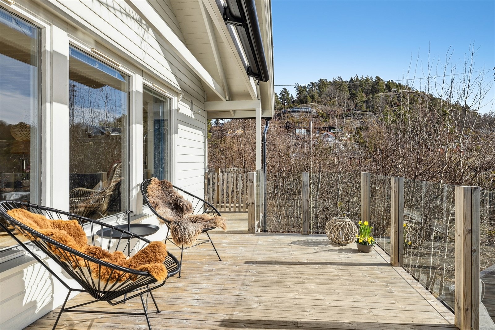 Stor terrasse som strekker seg langs hele hyttens fremside, med etablert elektrisk markise Galleribilde